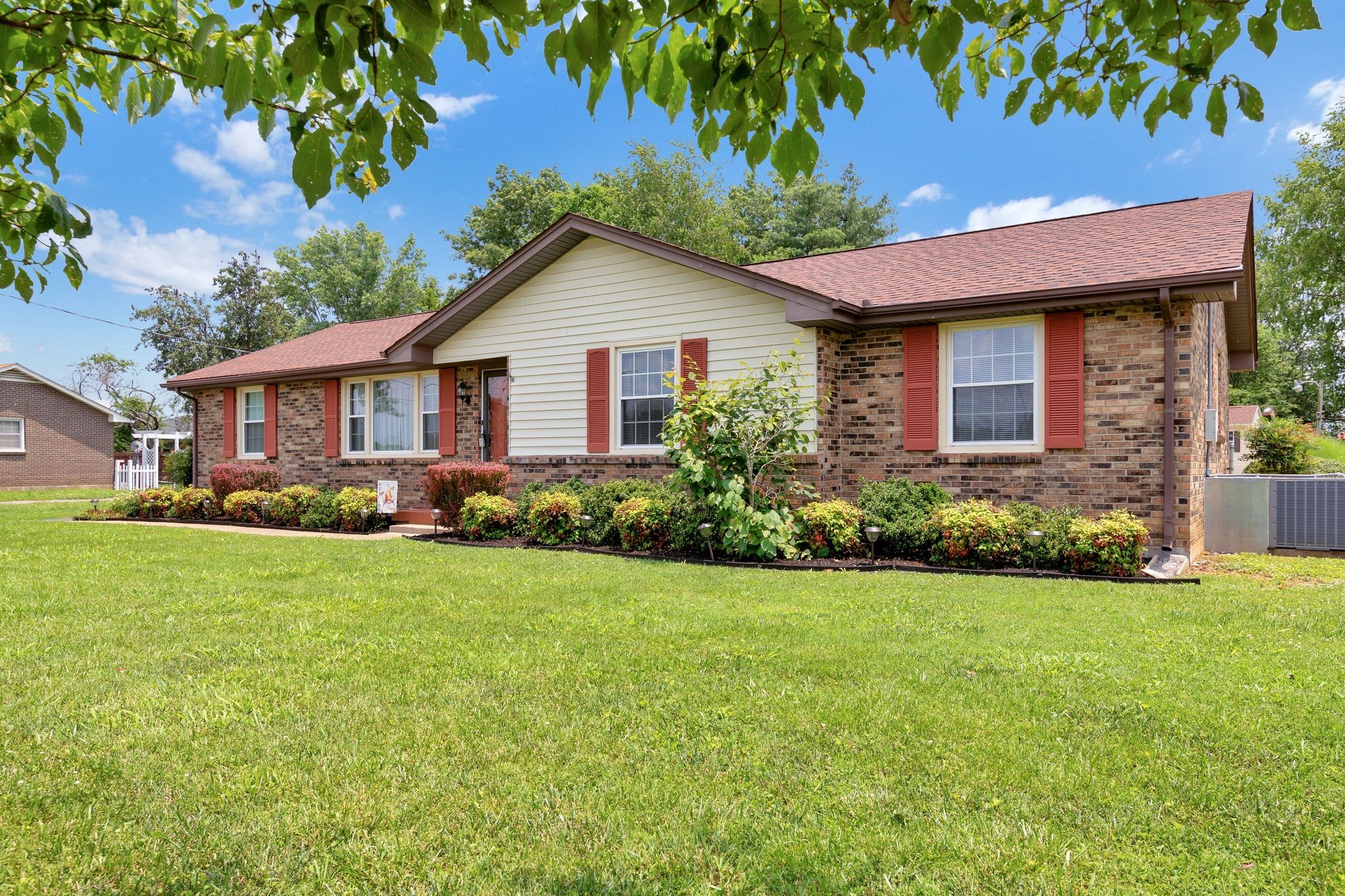 316 W Hutchinson Dr