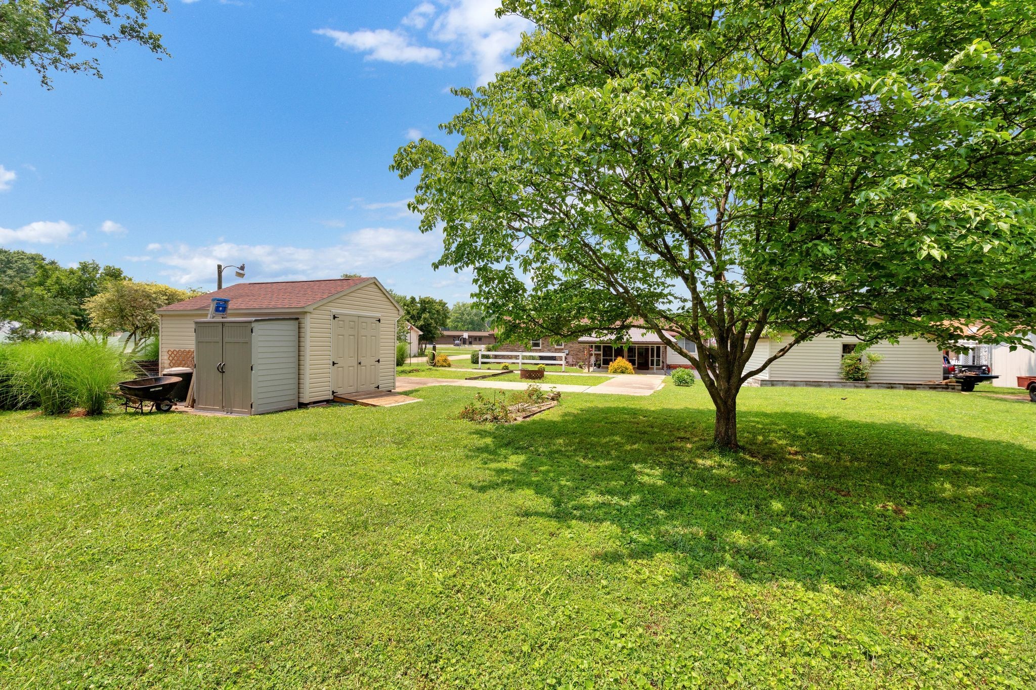 316 W Hutchinson Dr