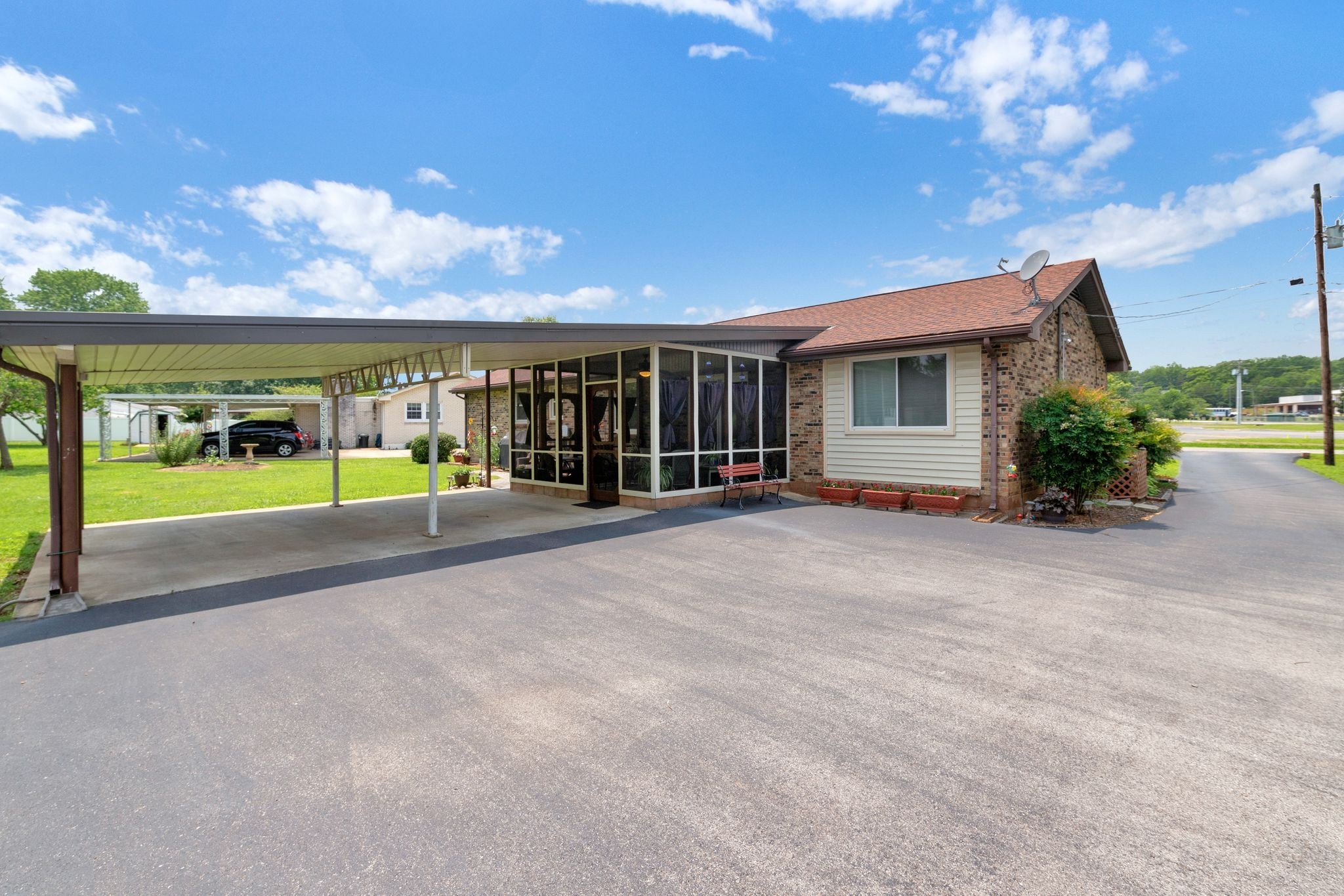 316 W Hutchinson Dr