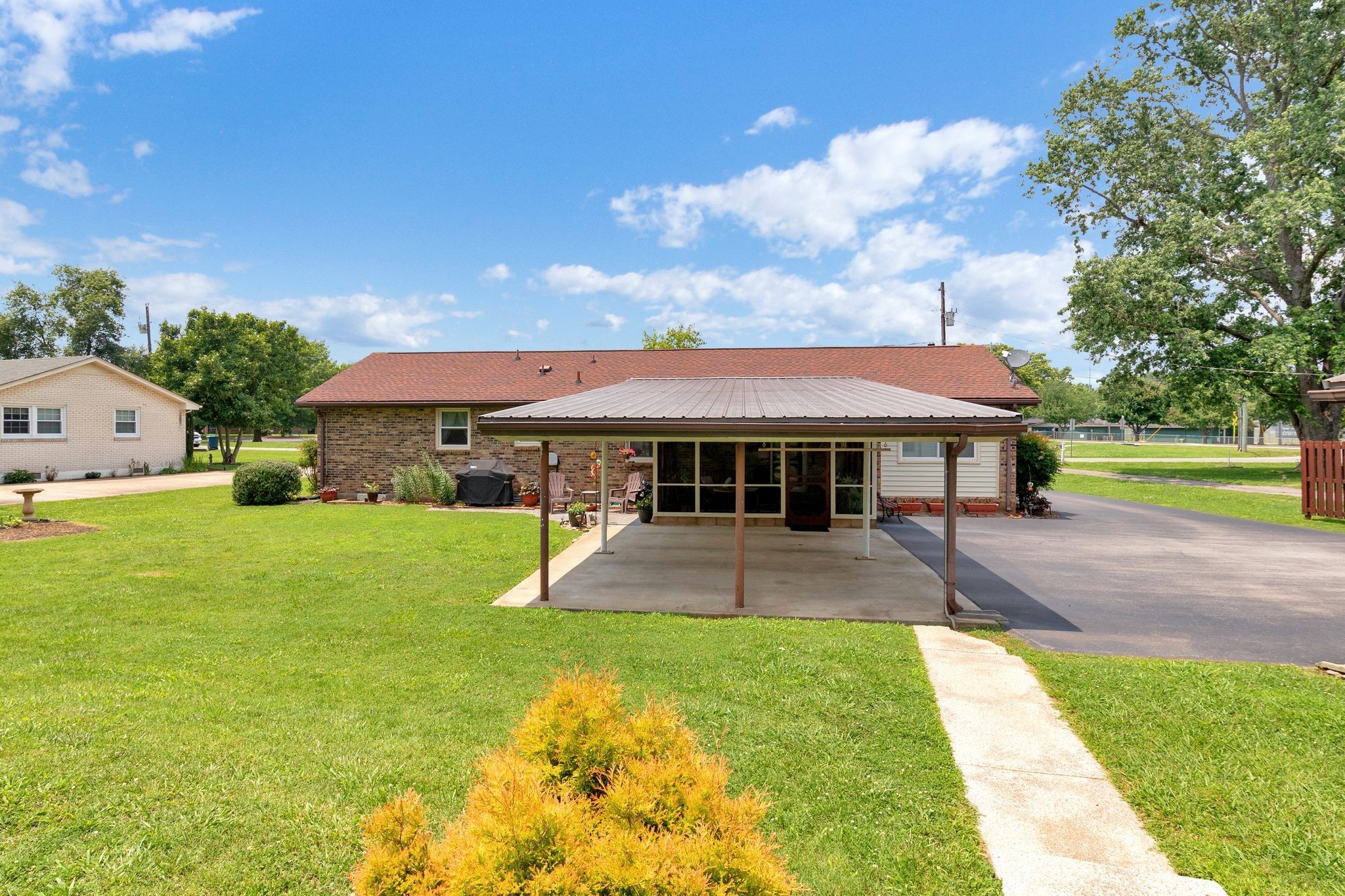 316 W Hutchinson Dr