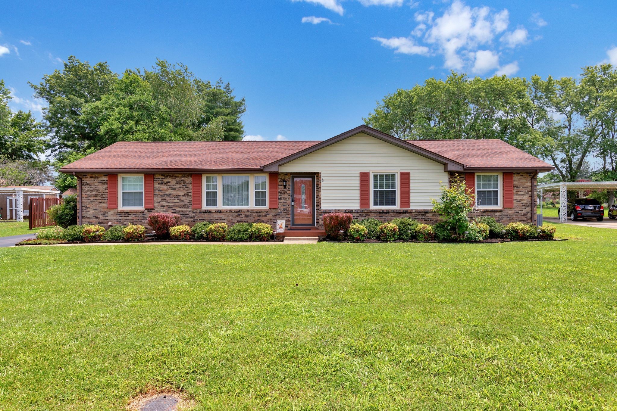 316 W Hutchinson Dr