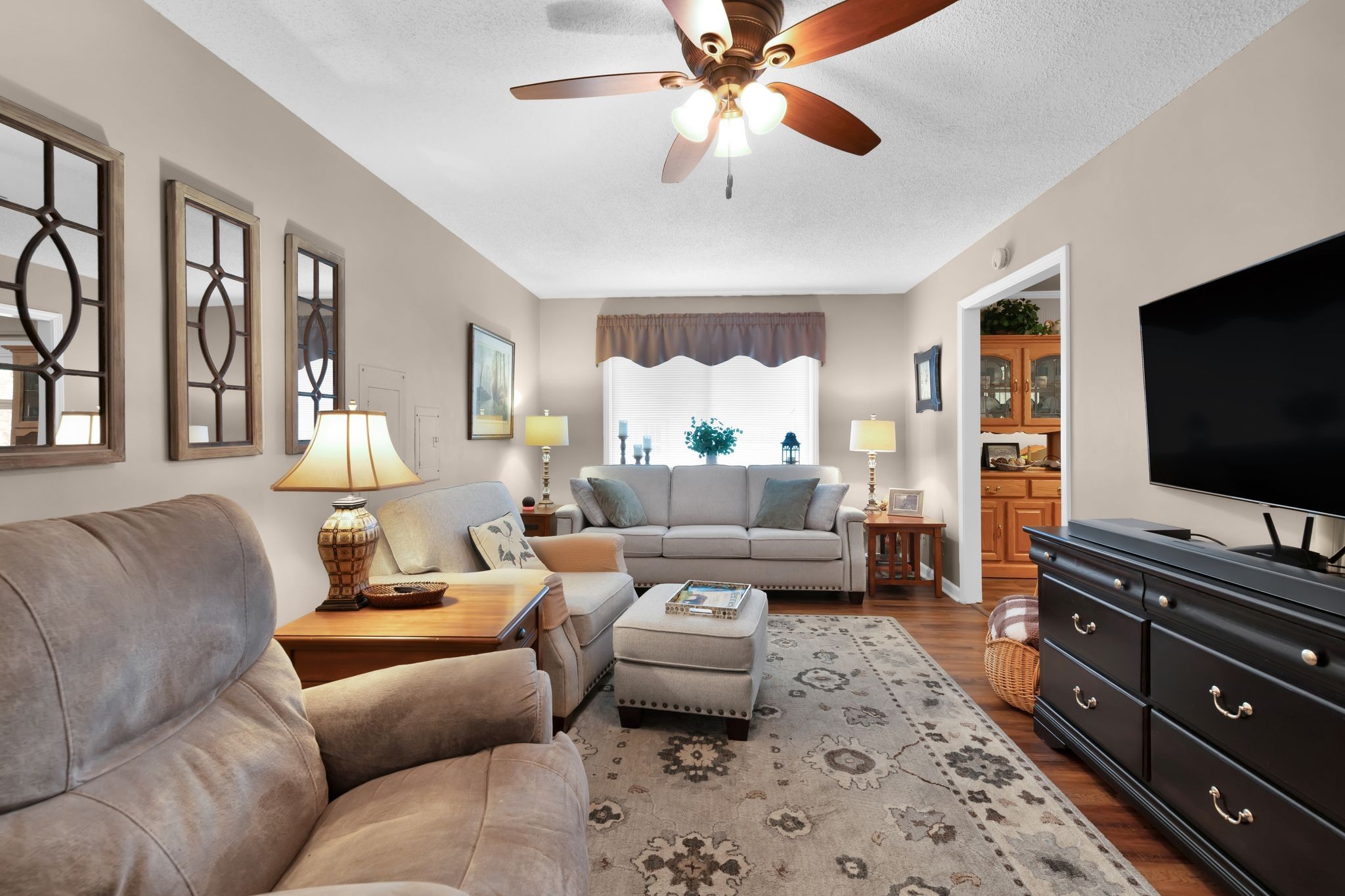 316 W Hutchinson Dr