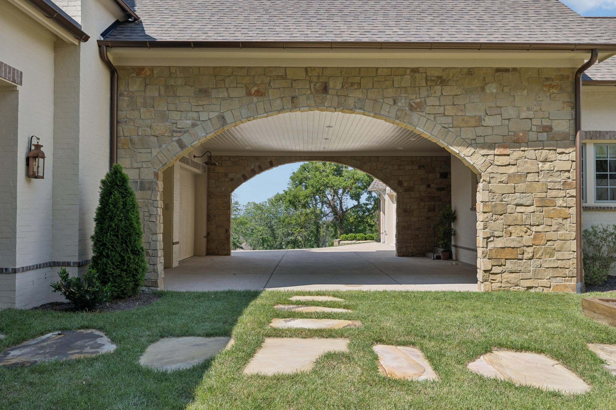 391 The Lady of the Lake Ln