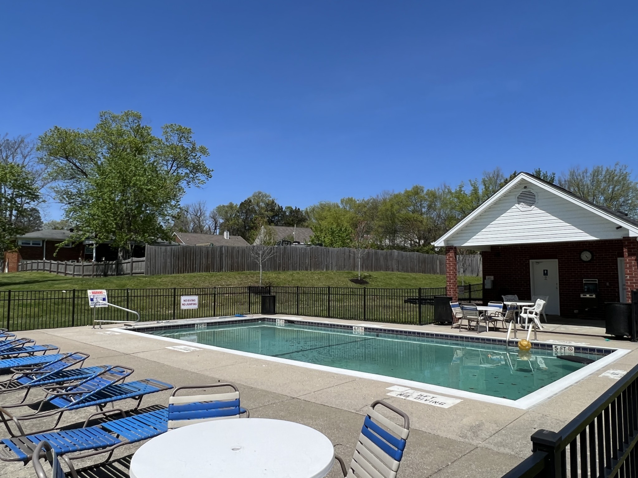 8035 Meadowview Ln