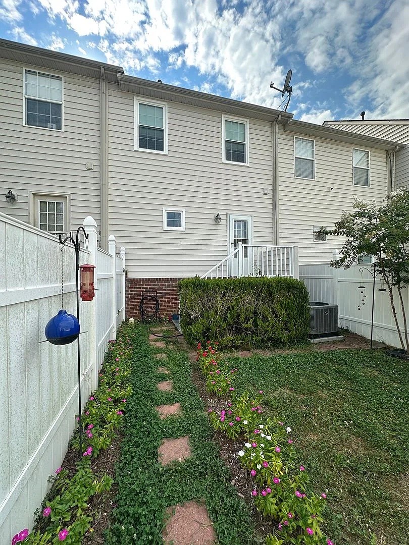7635 Leveson Way