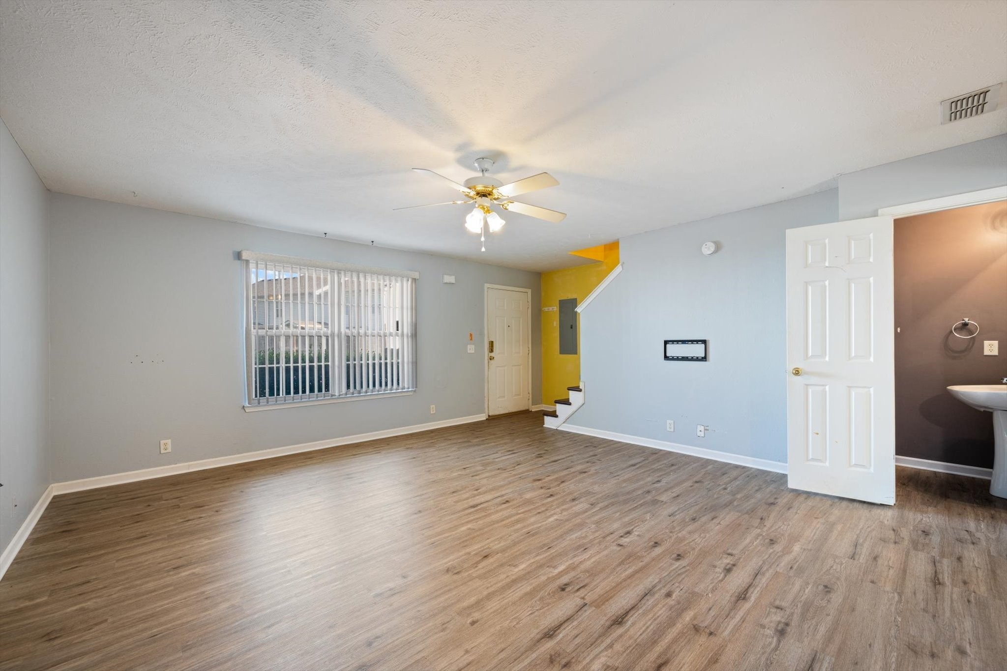 7013 Alon Babayan Arch, E