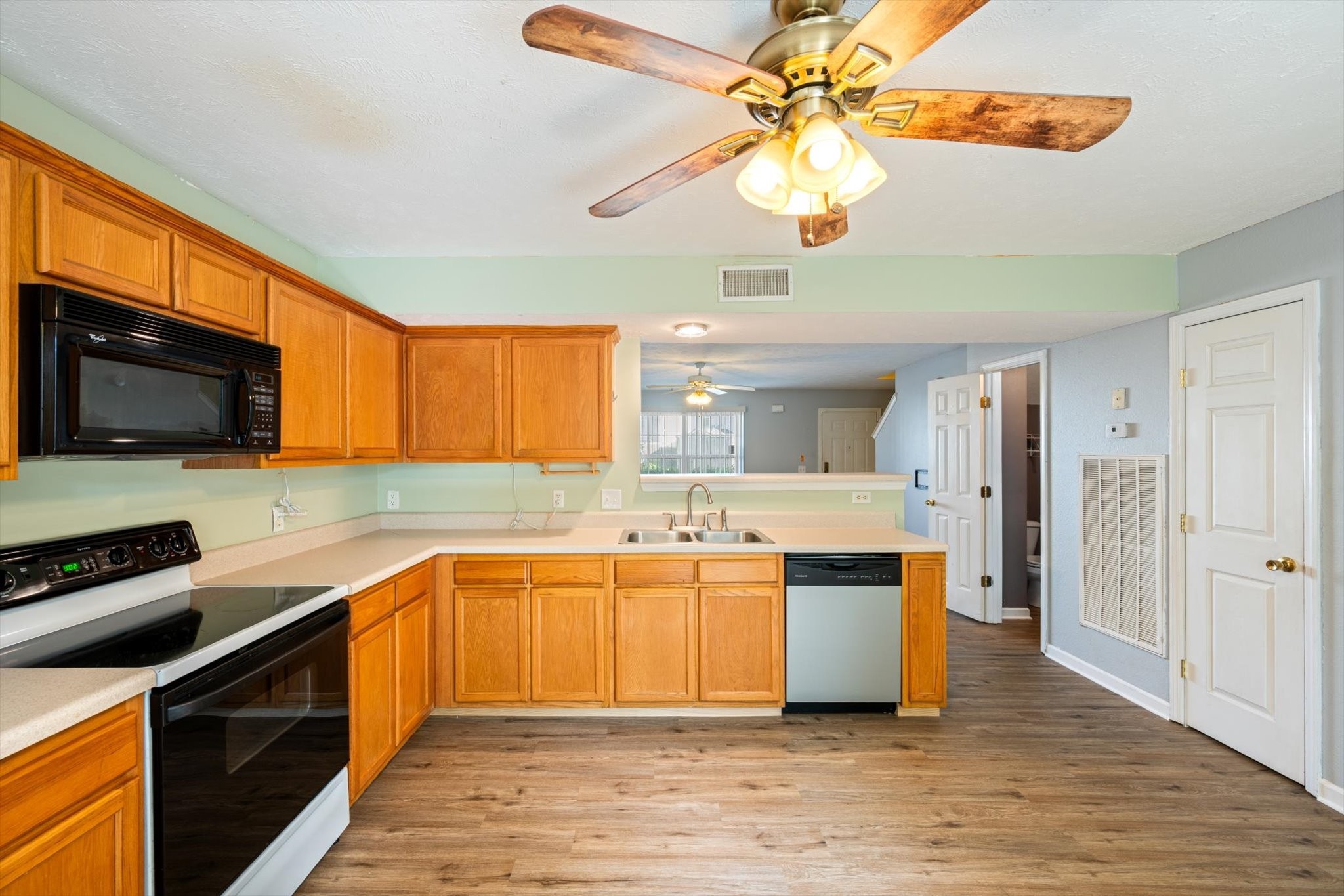 7013 Alon Babayan Arch, E