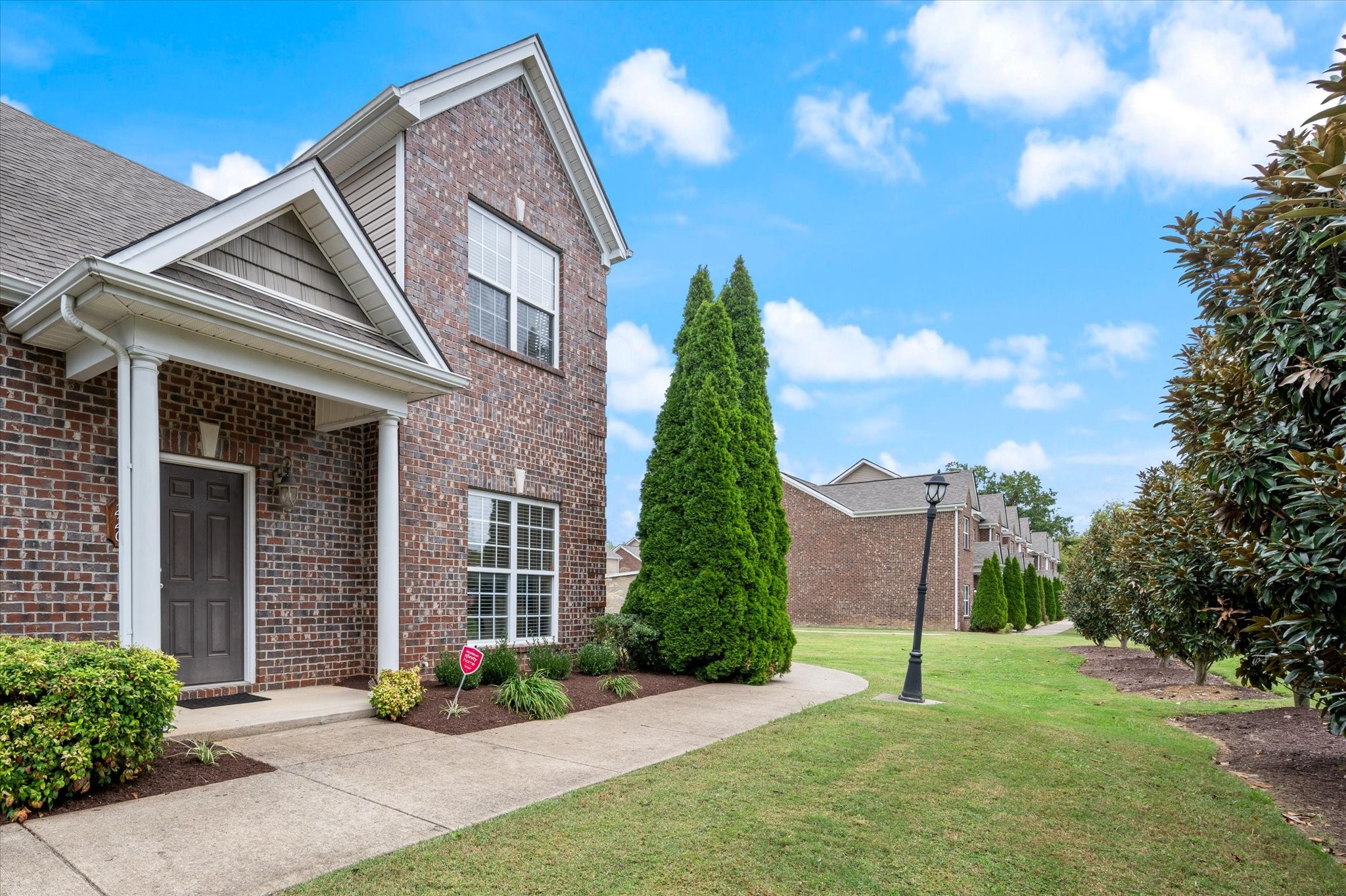 220 Rowlette Cir