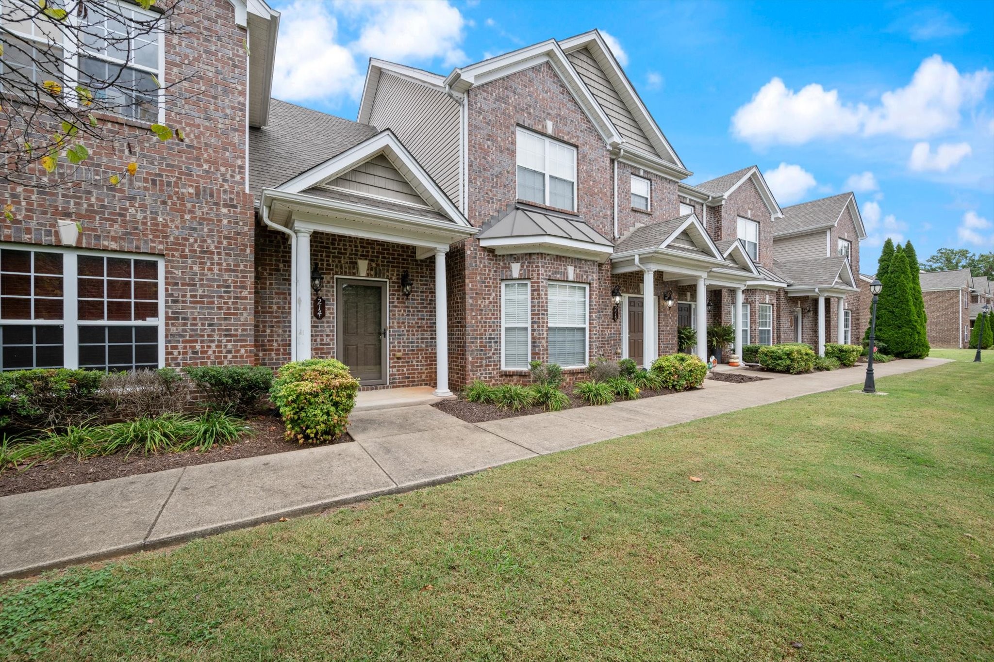 220 Rowlette Cir