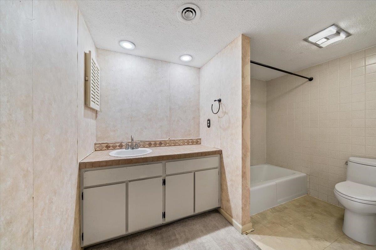 5920 JULIAN CT Unit: 4