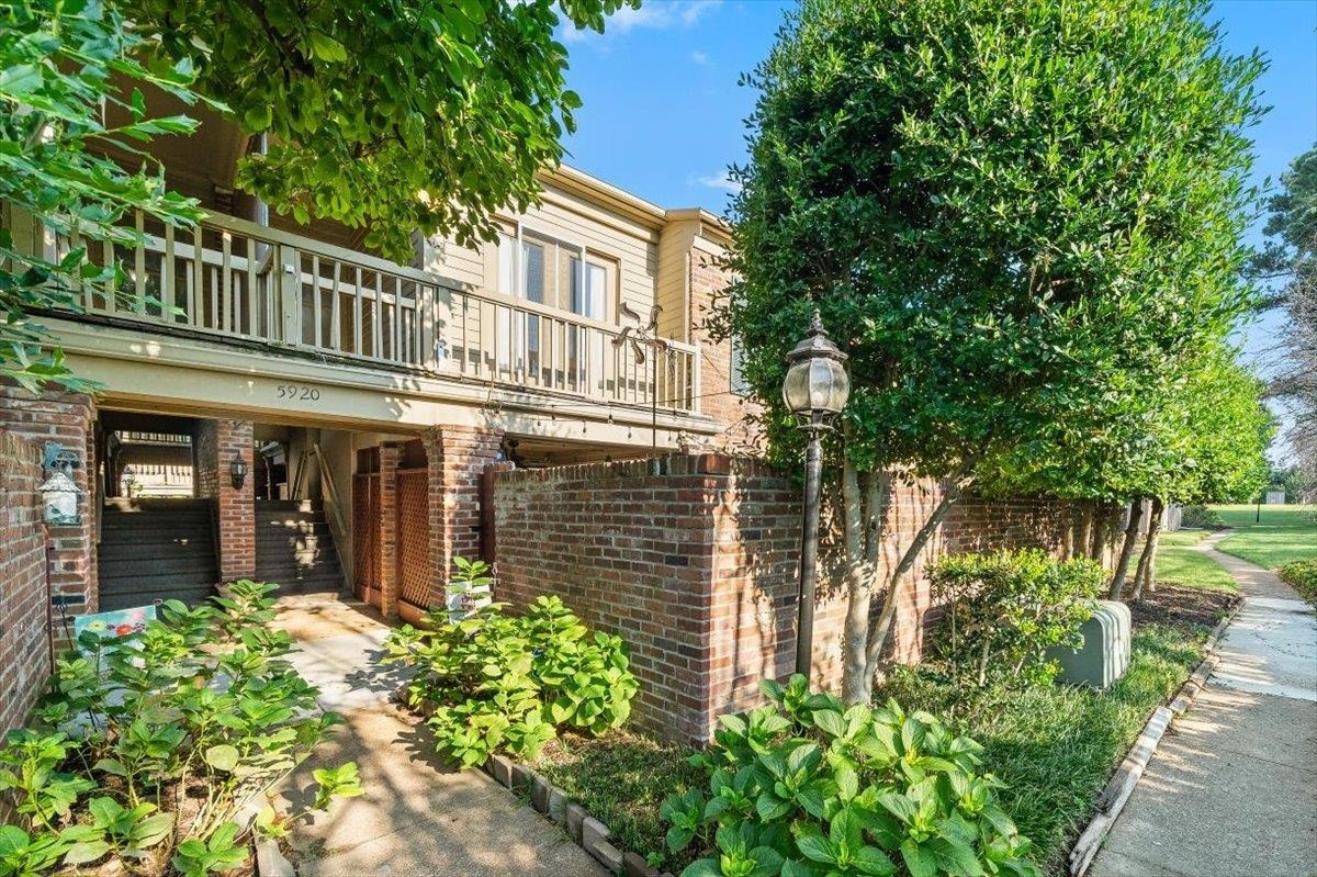 5920 JULIAN CT Unit: 4