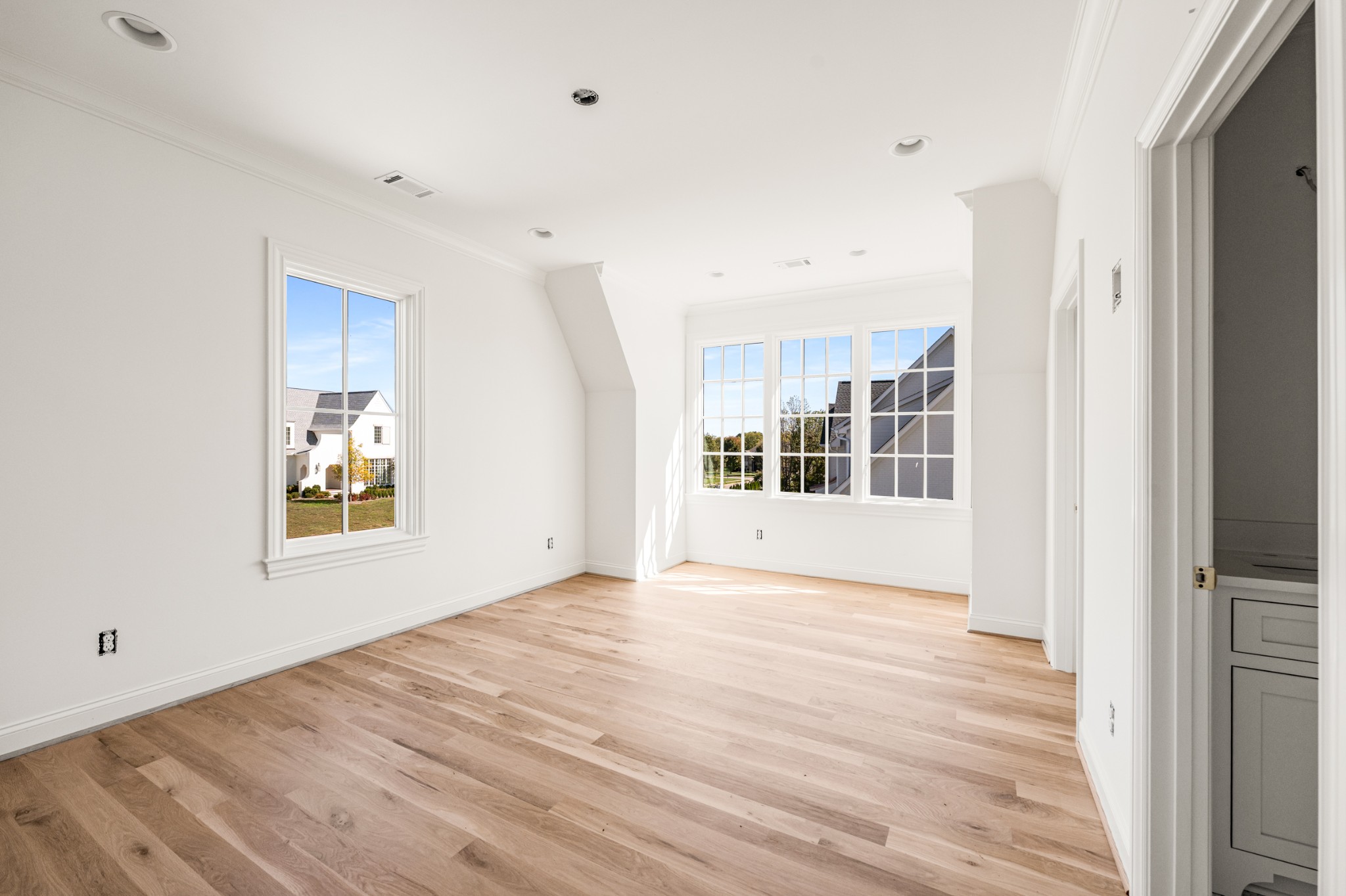 6033 Frazier Park Ln