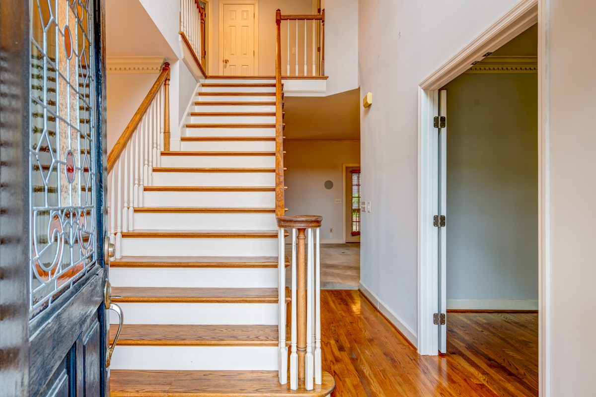 60 Ravenwood Hills Cir