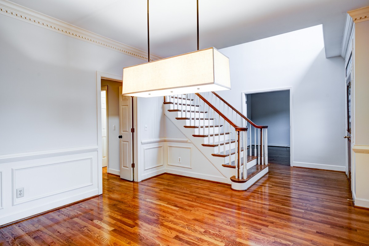 60 Ravenwood Hills Cir