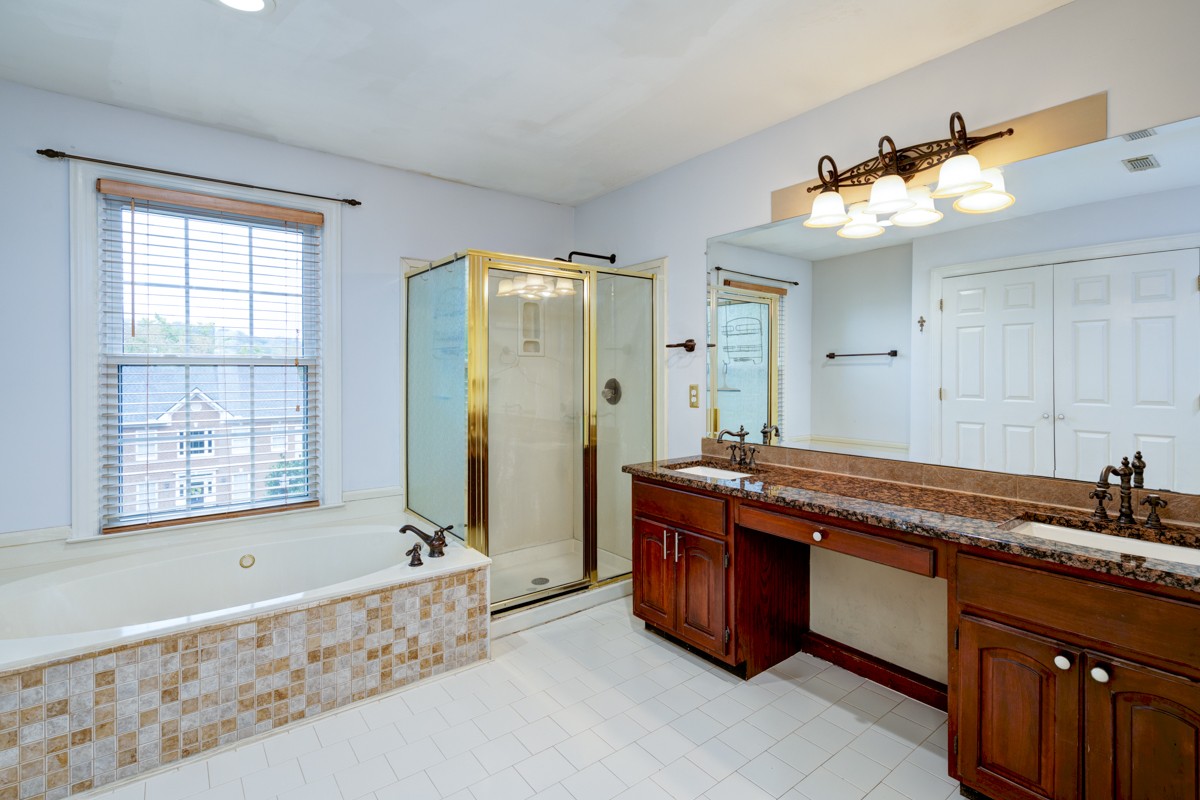 60 Ravenwood Hills Cir