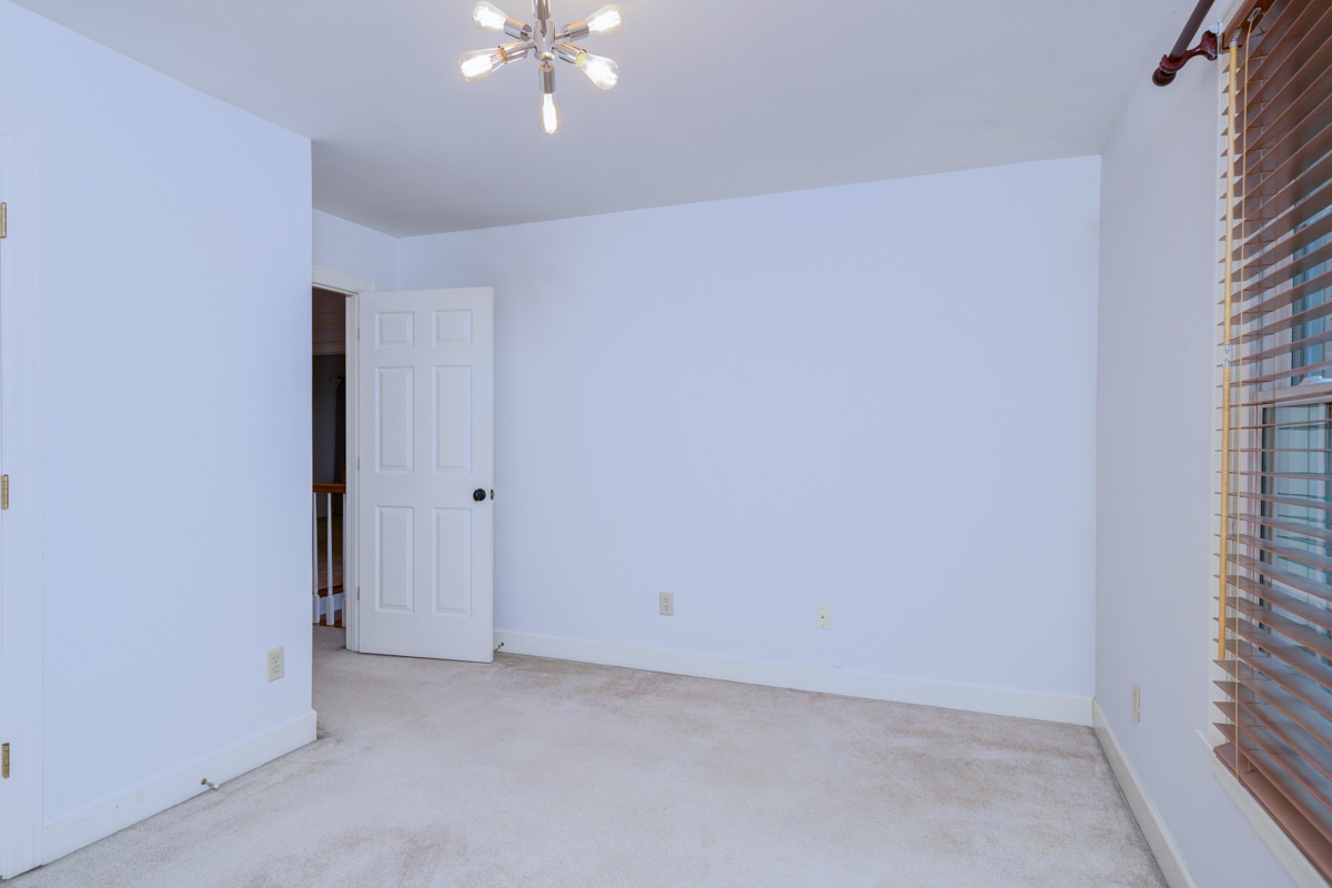 60 Ravenwood Hills Cir