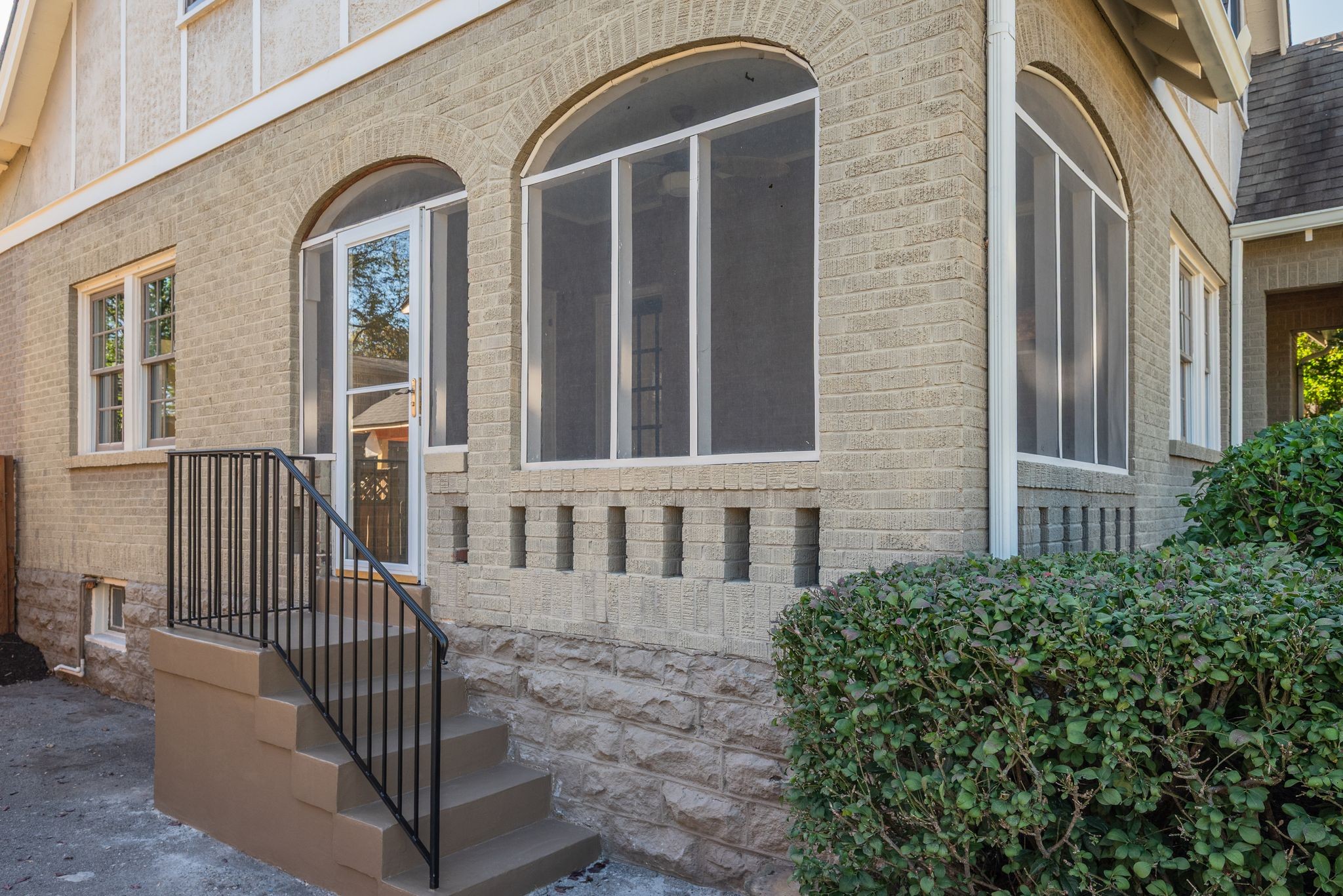 2104 Early Avenue
