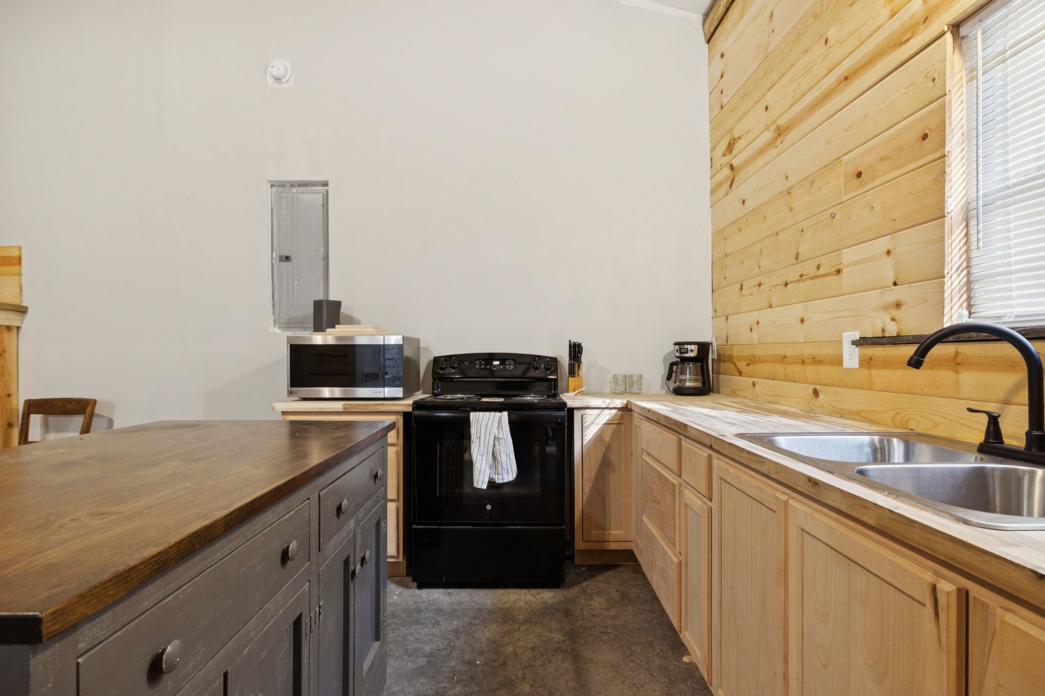 1399 Roberts Creek Rd