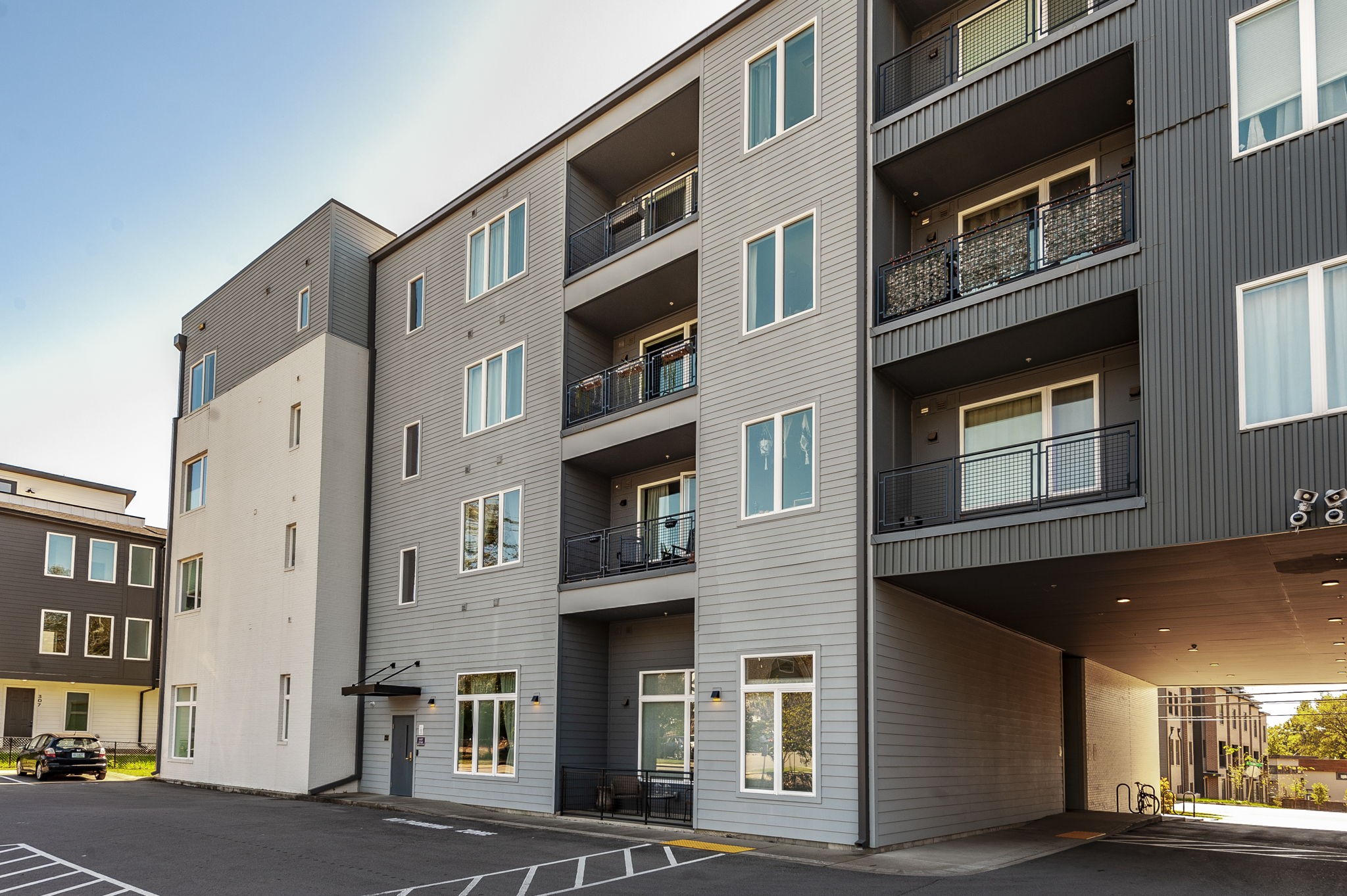 1041 E Trinity Ln Unit: 301