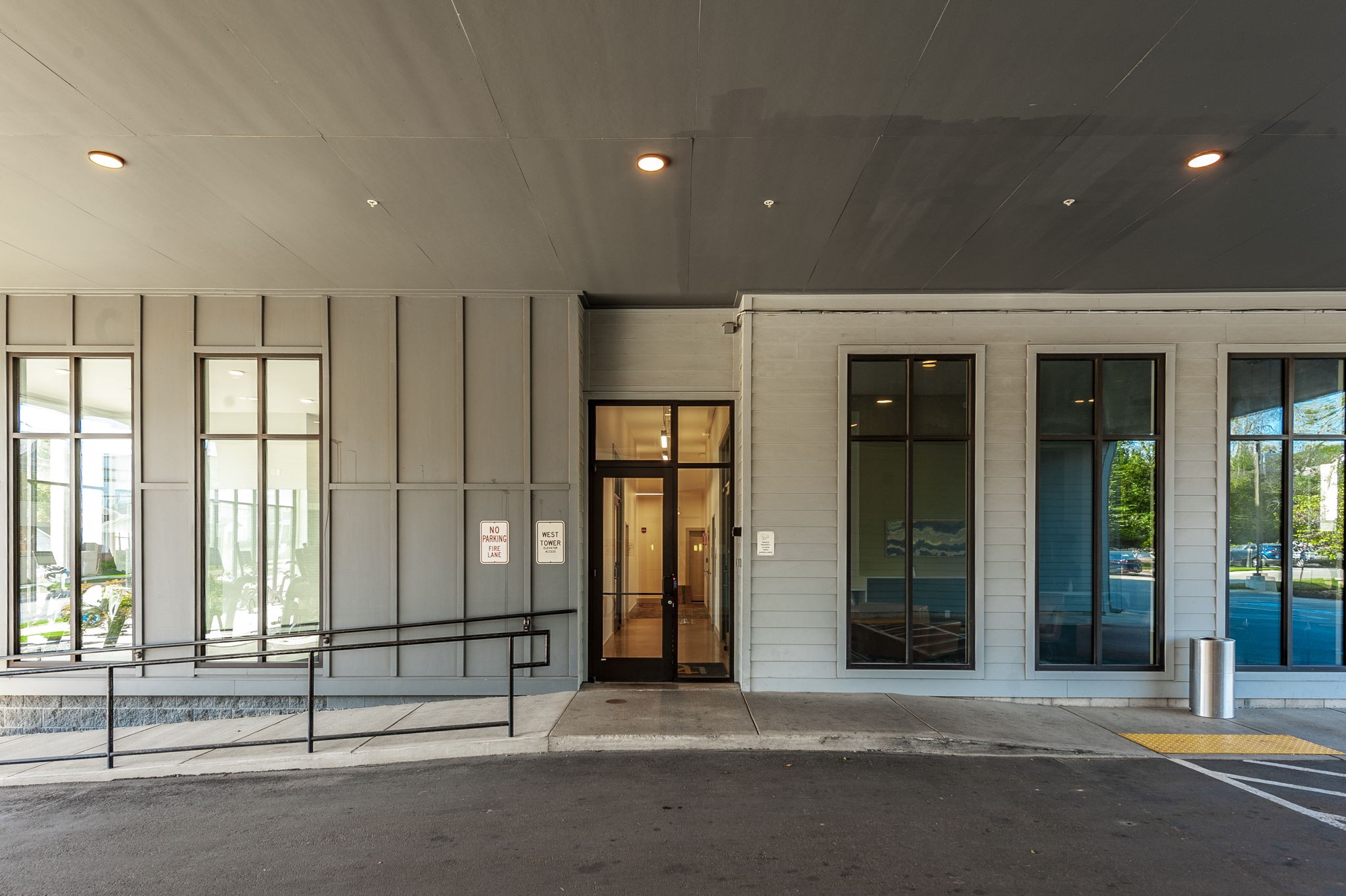 1041 E Trinity Ln Unit: 301