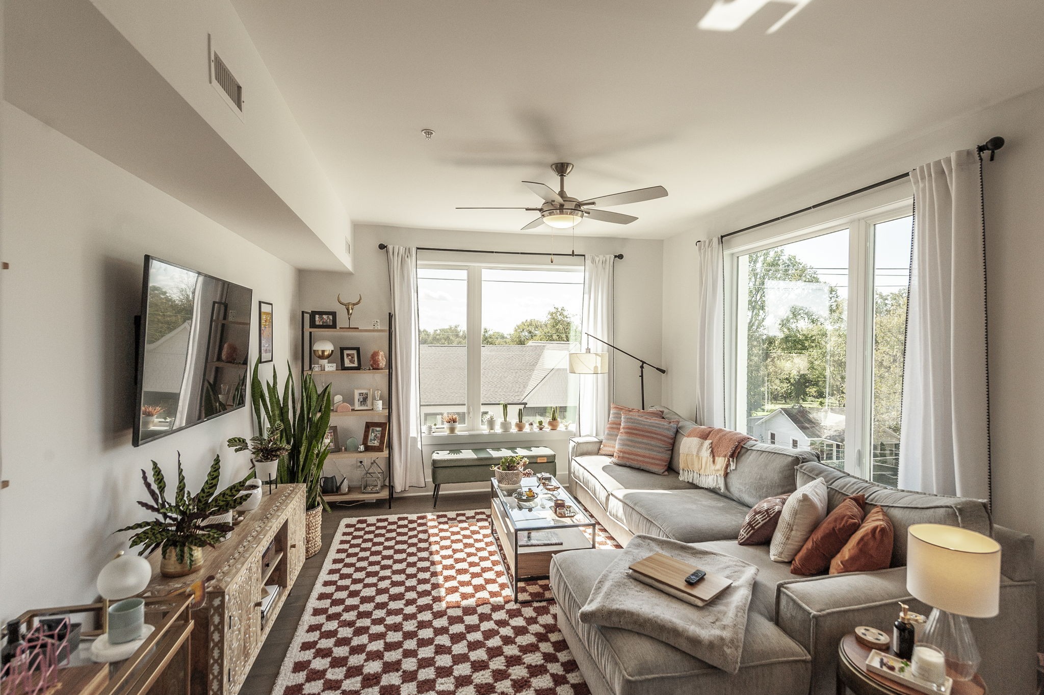 1041 E Trinity Ln Unit: 301