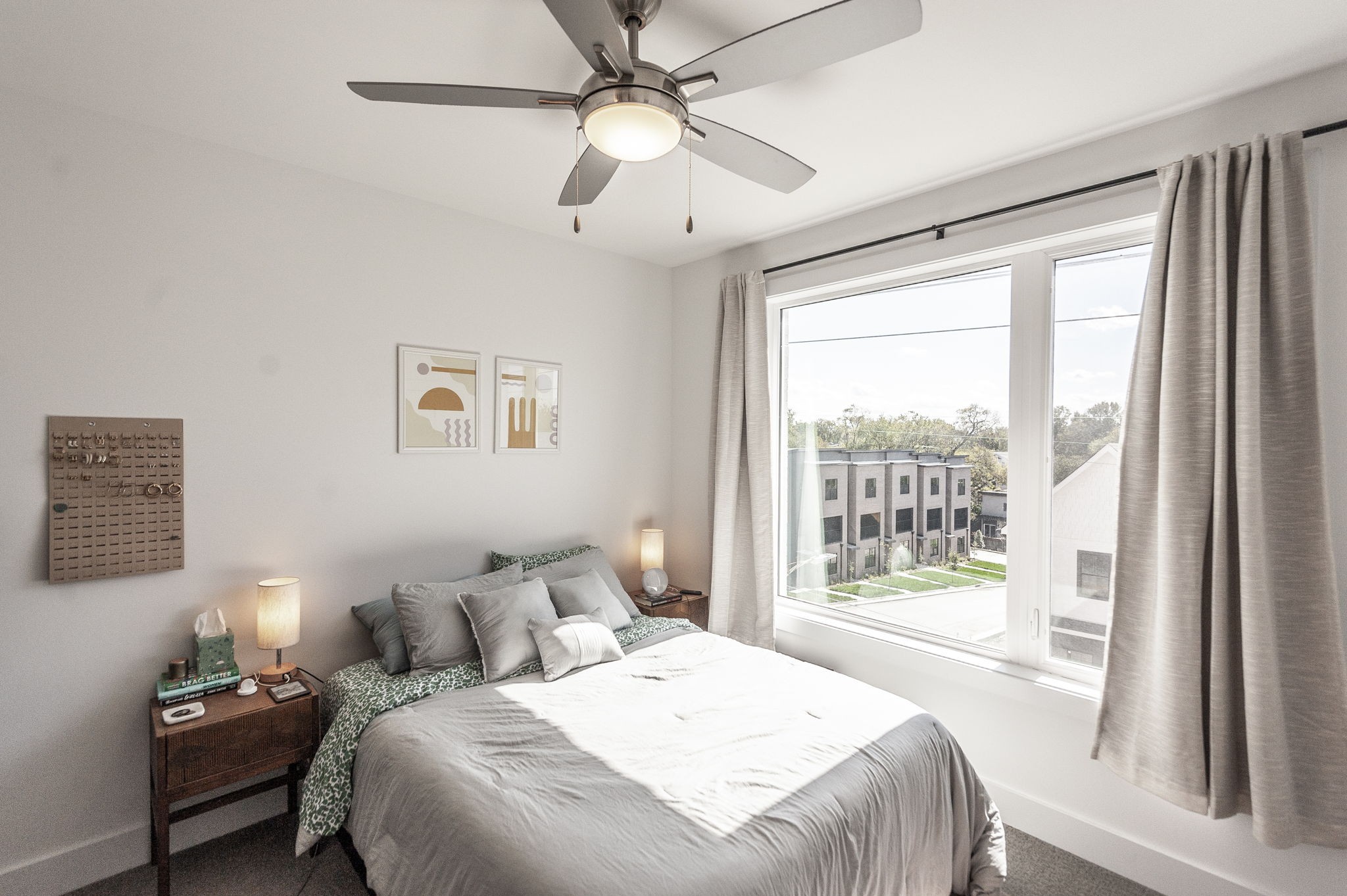 1041 E Trinity Ln Unit: 301