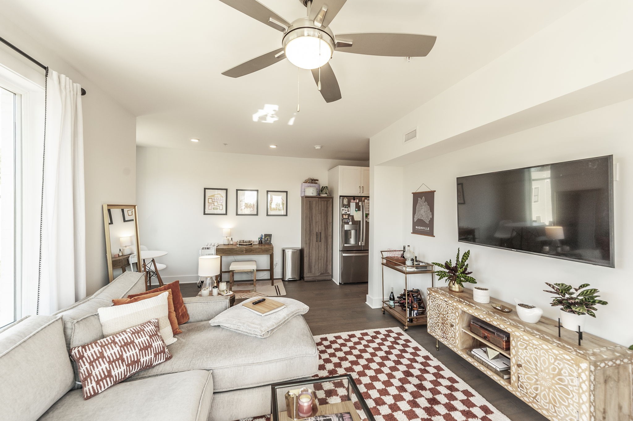 1041 E Trinity Ln Unit: 301