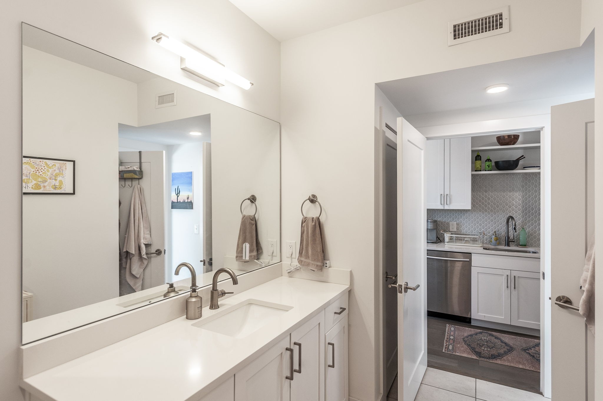 1041 E Trinity Ln Unit: 301