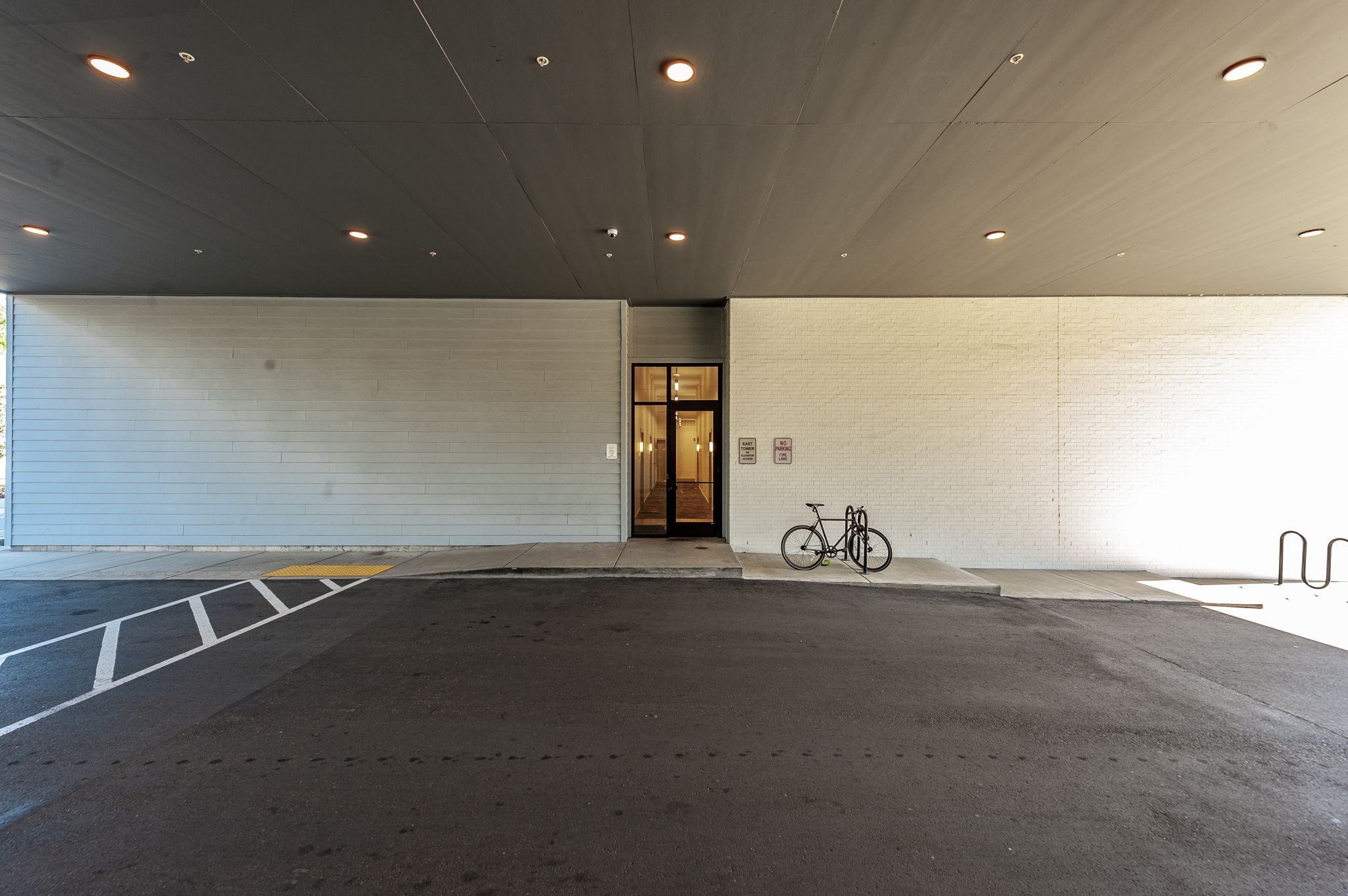 1041 E Trinity Ln Unit: 301