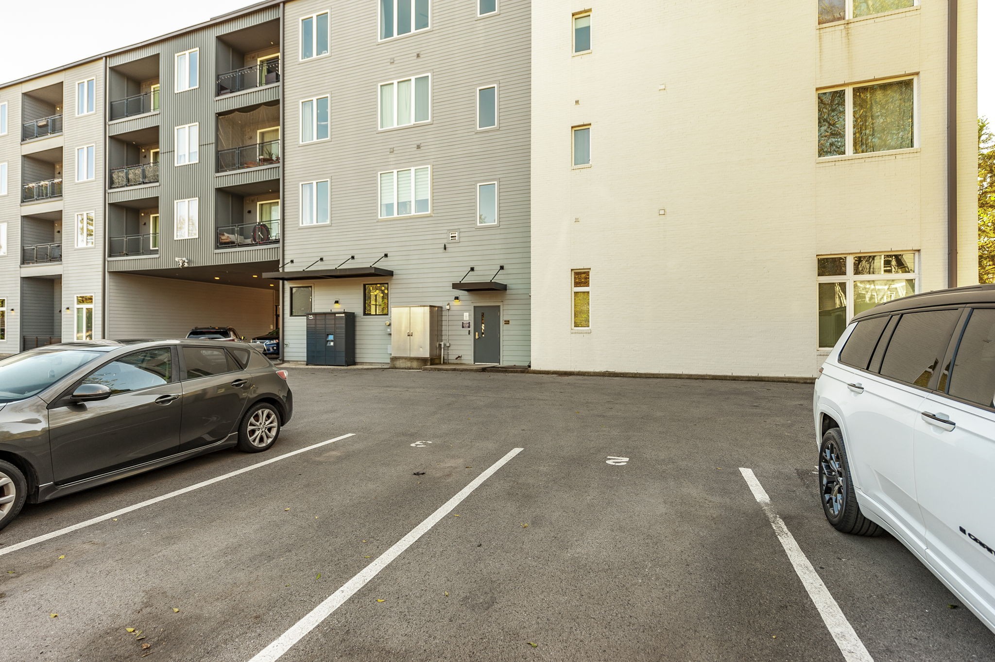 1041 E Trinity Ln Unit: 301