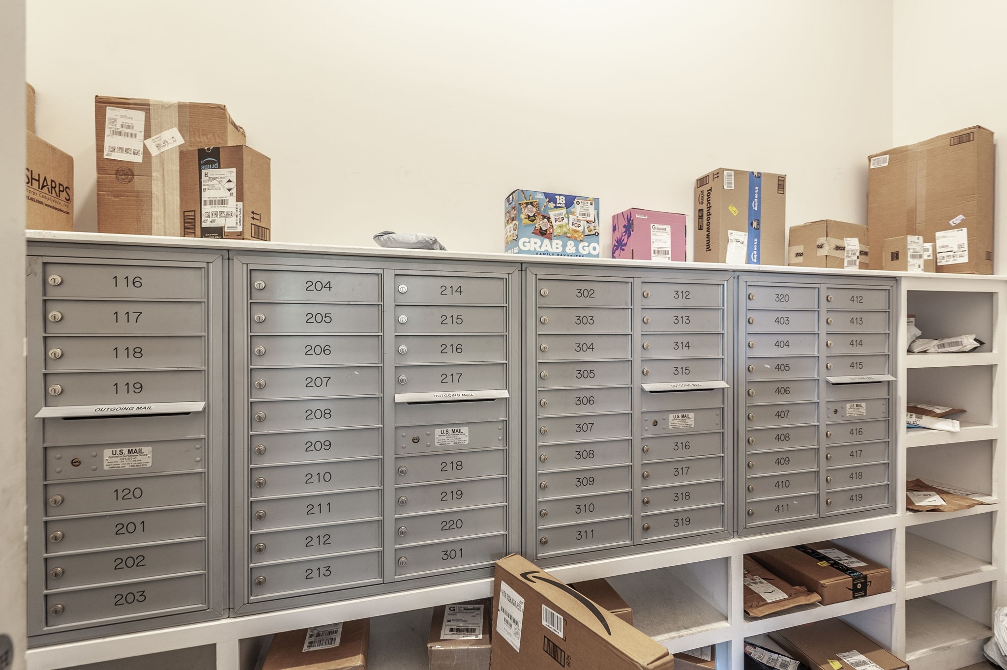 1041 E Trinity Ln Unit: 301