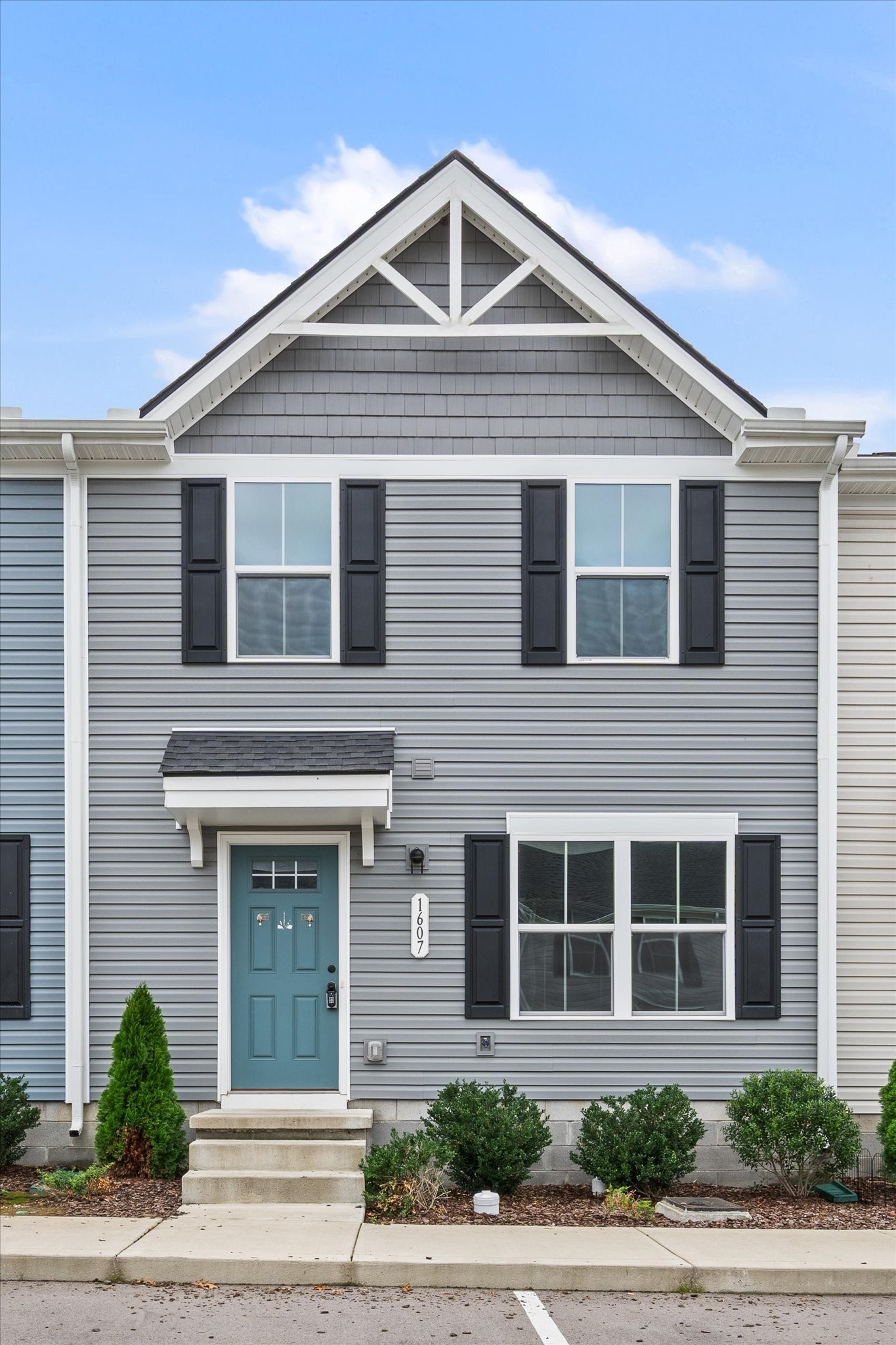 1607 Mountain Ash Ln