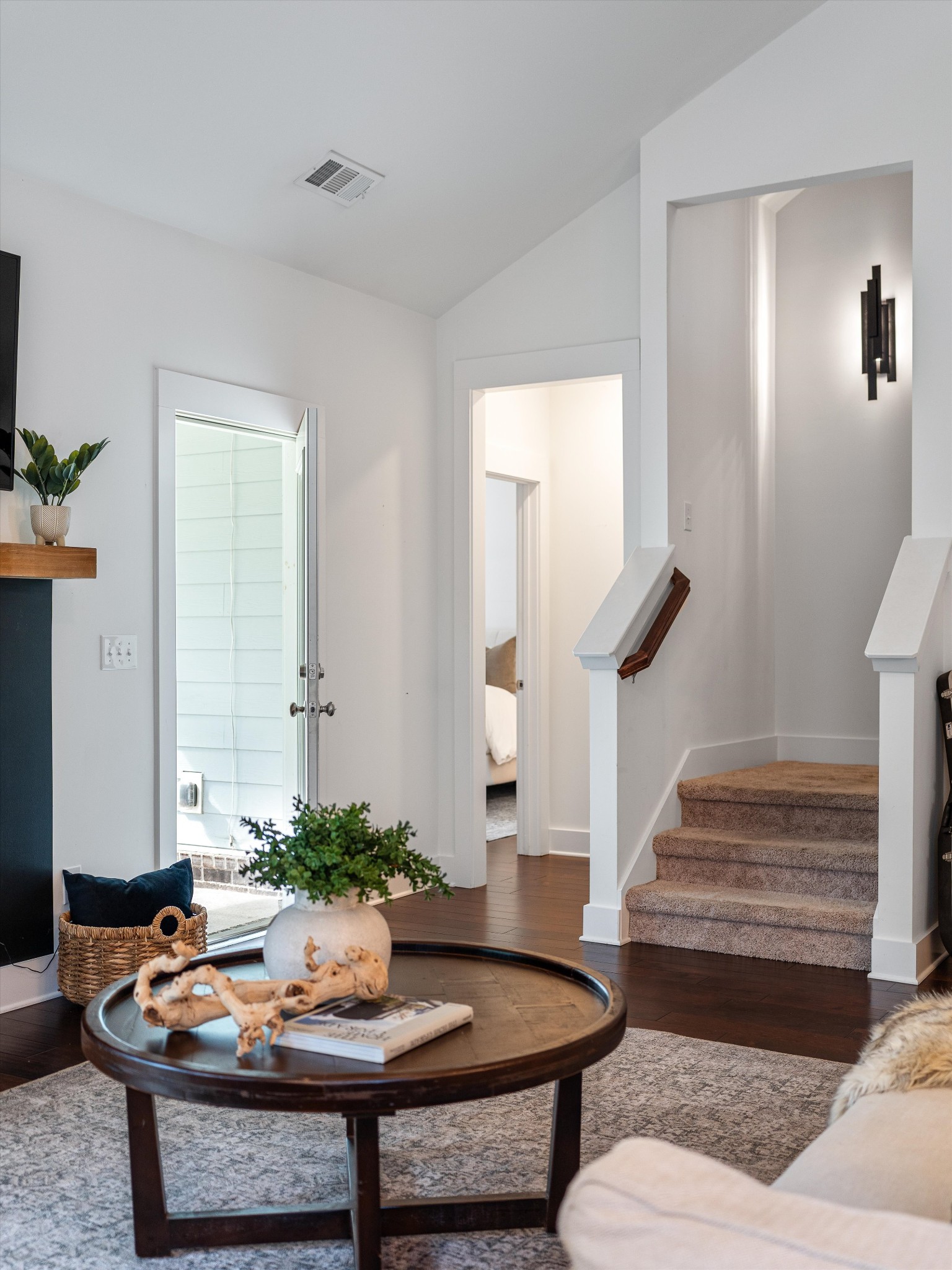 213 Hermitage Point Dr