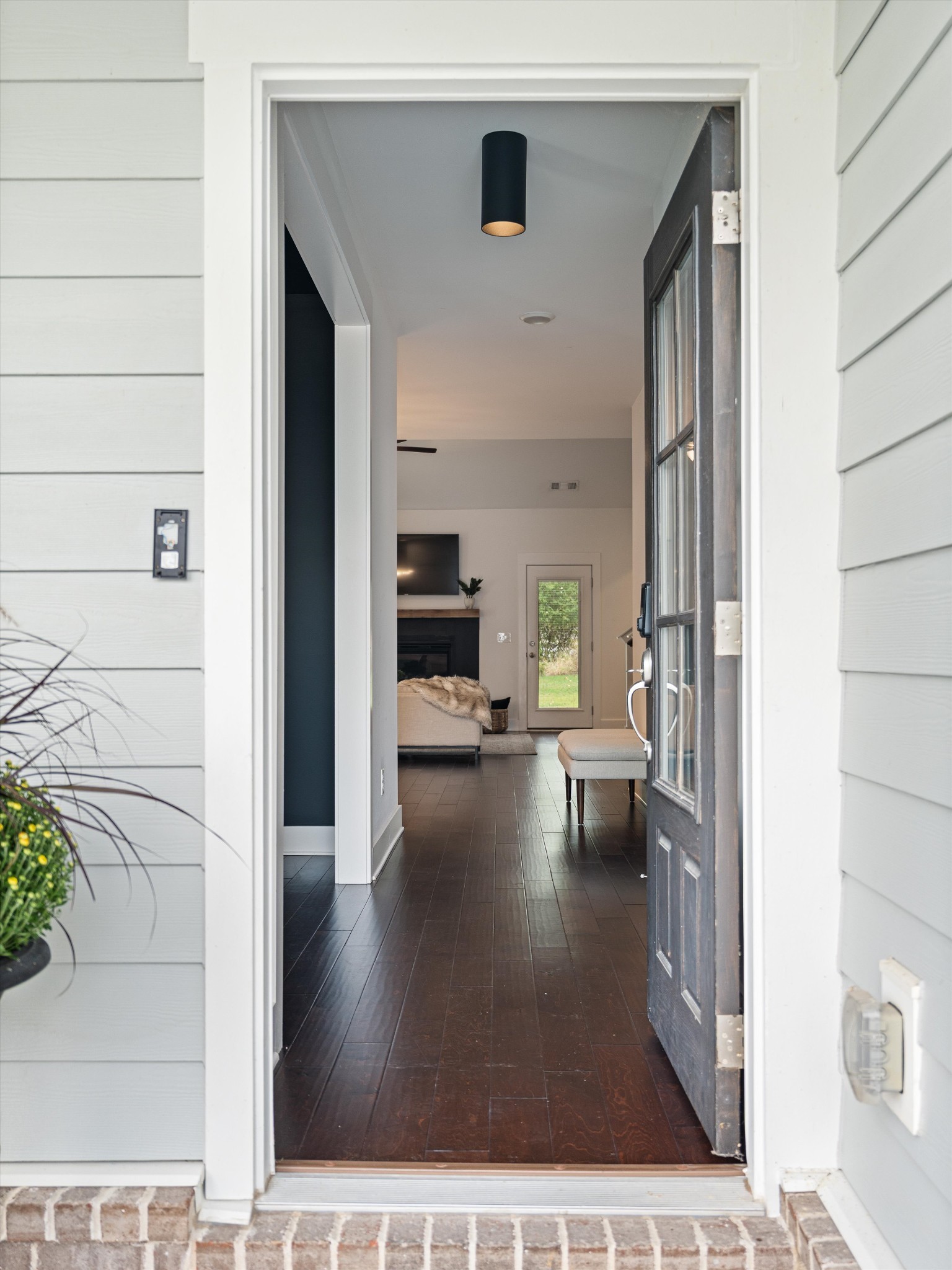 213 Hermitage Point Dr