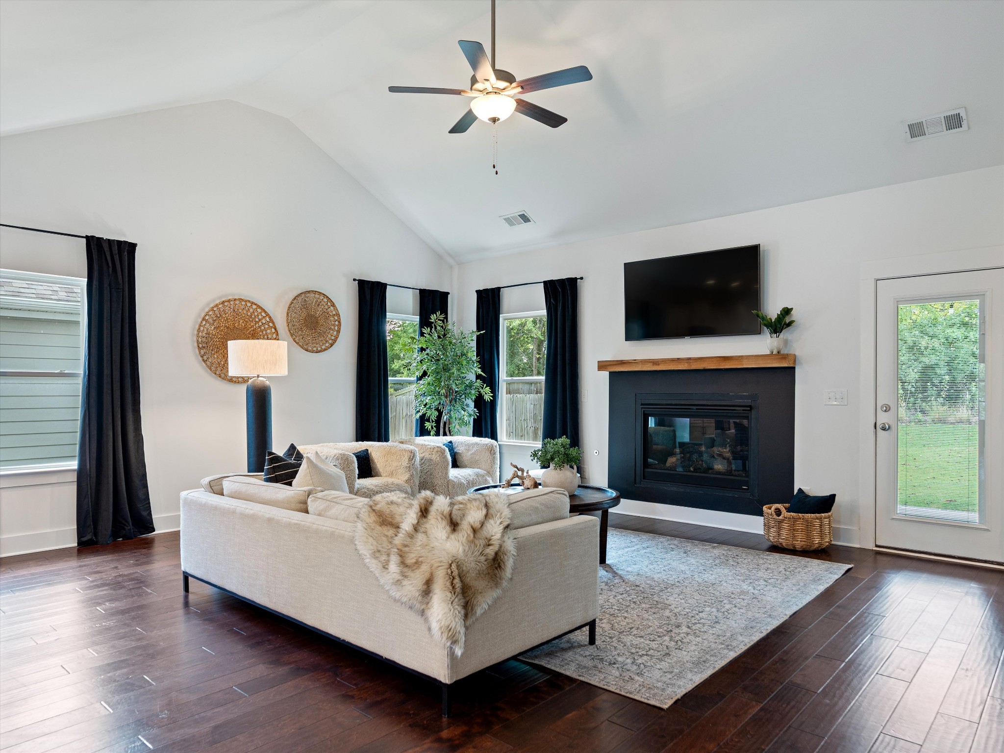 213 Hermitage Point Dr