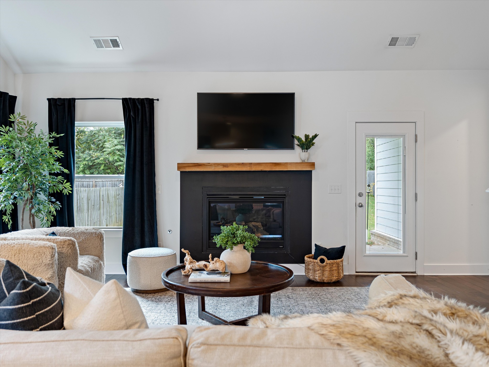 213 Hermitage Point Dr