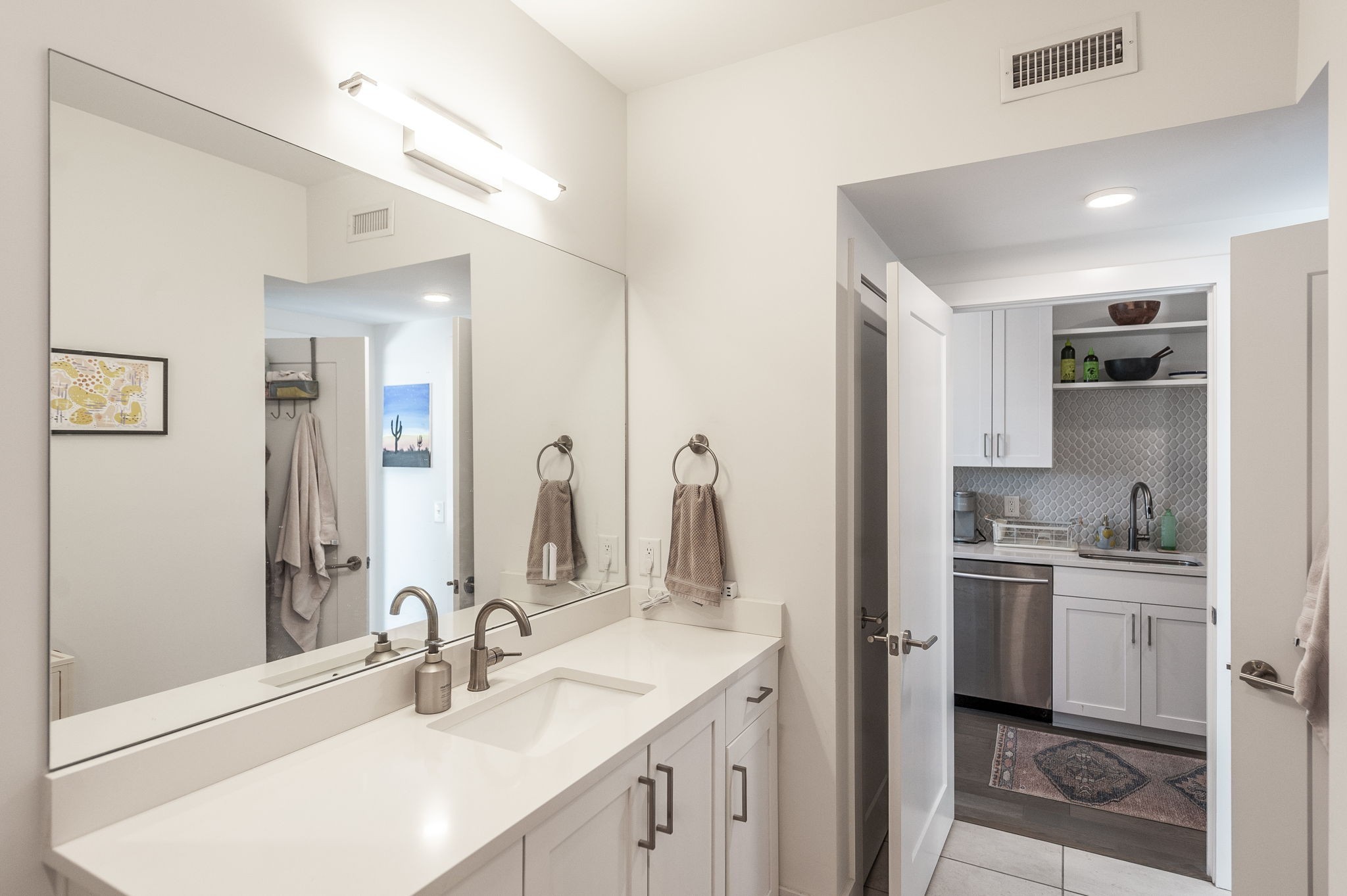 1041 E Trinity Ln Unit: 301