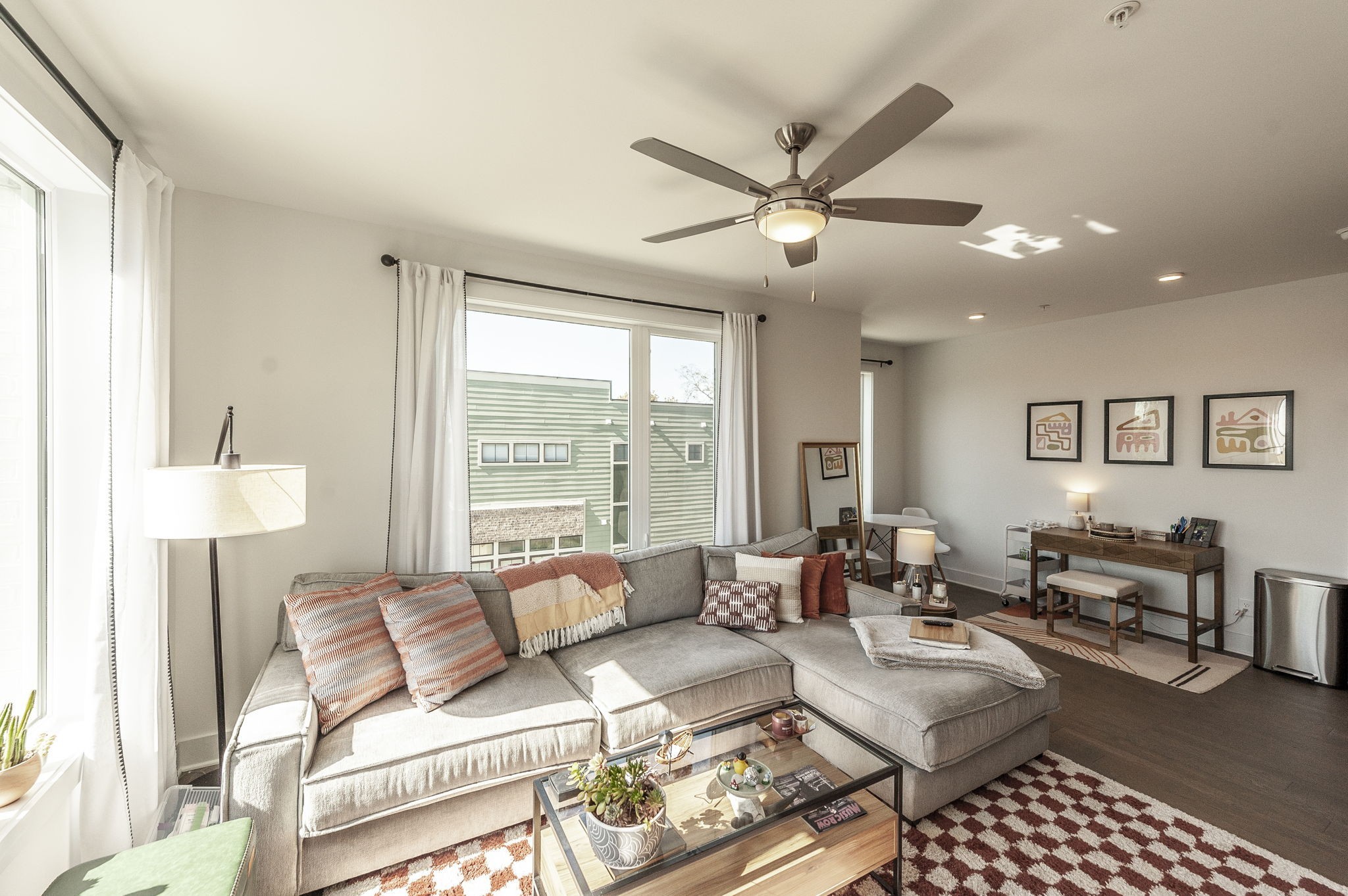 1041 E Trinity Ln Unit: 301