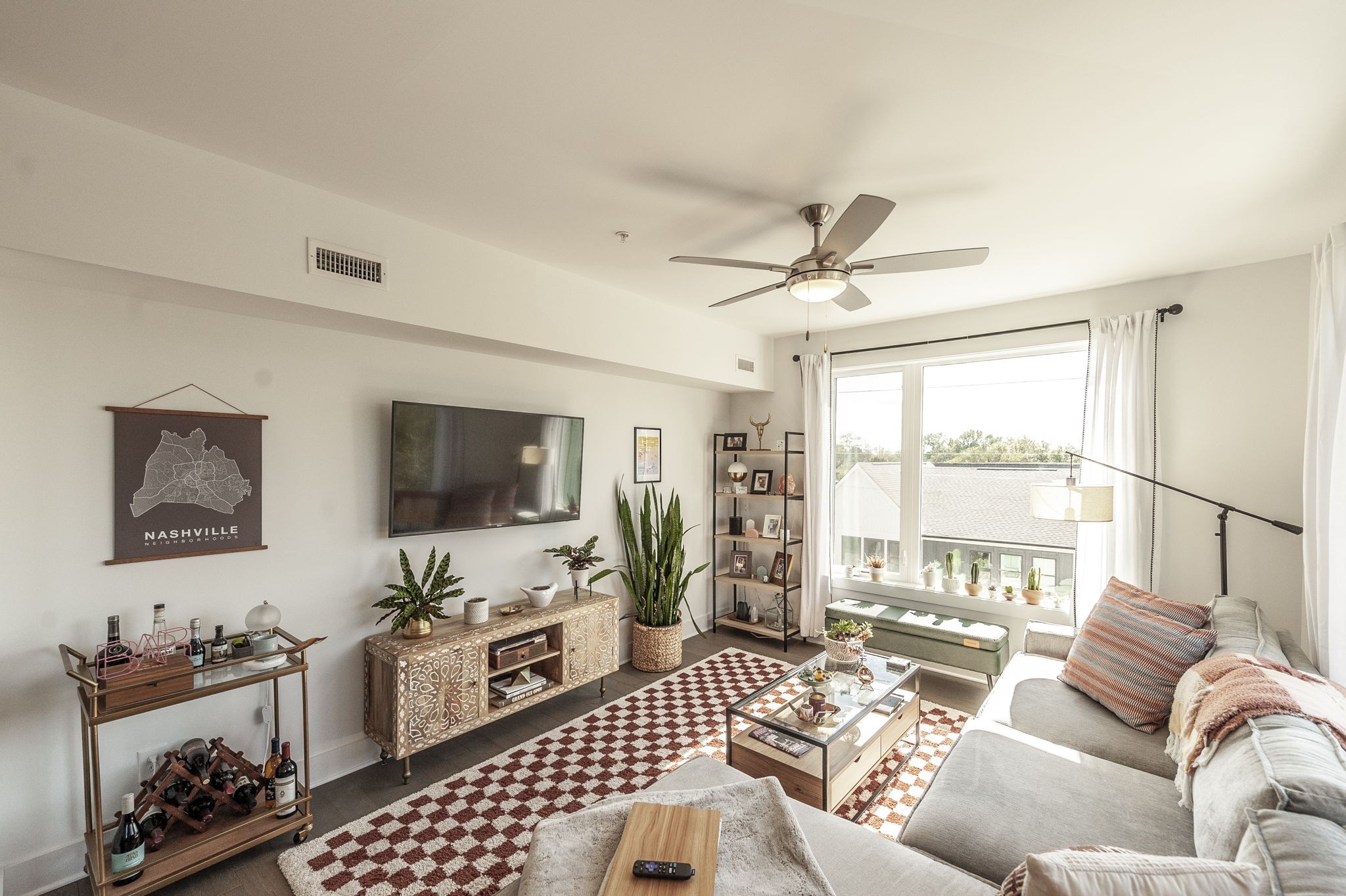 1041 E Trinity Ln Unit: 301