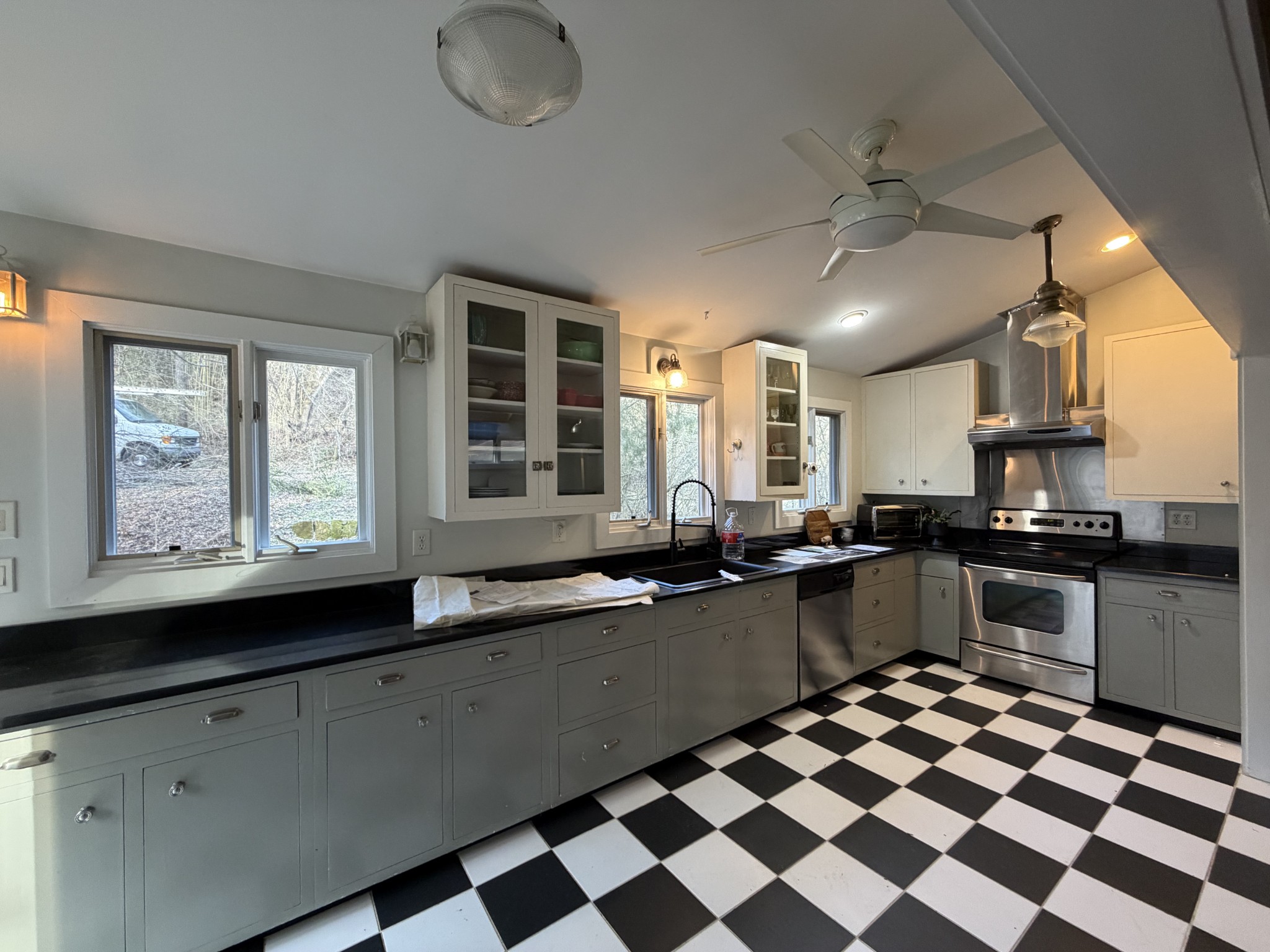 5169 Eatons Creek Rd