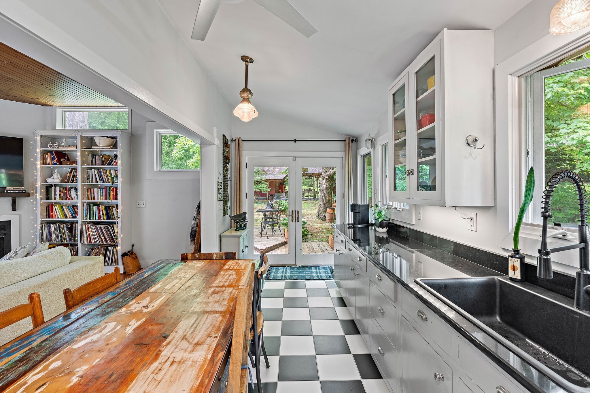 5169 Eatons Creek Rd