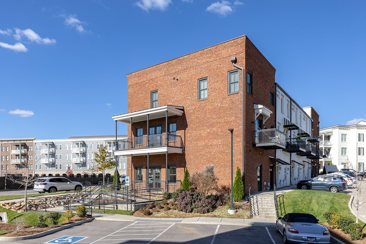 8086 Berry Farms Xing Unit: 240