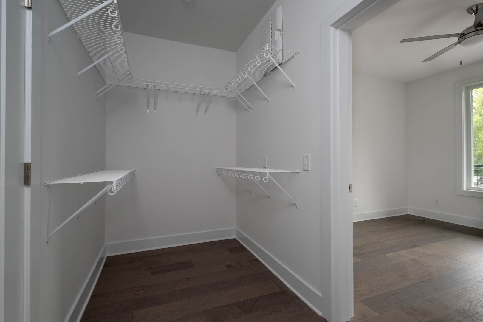 1041 E Trinity Ln Unit: 213