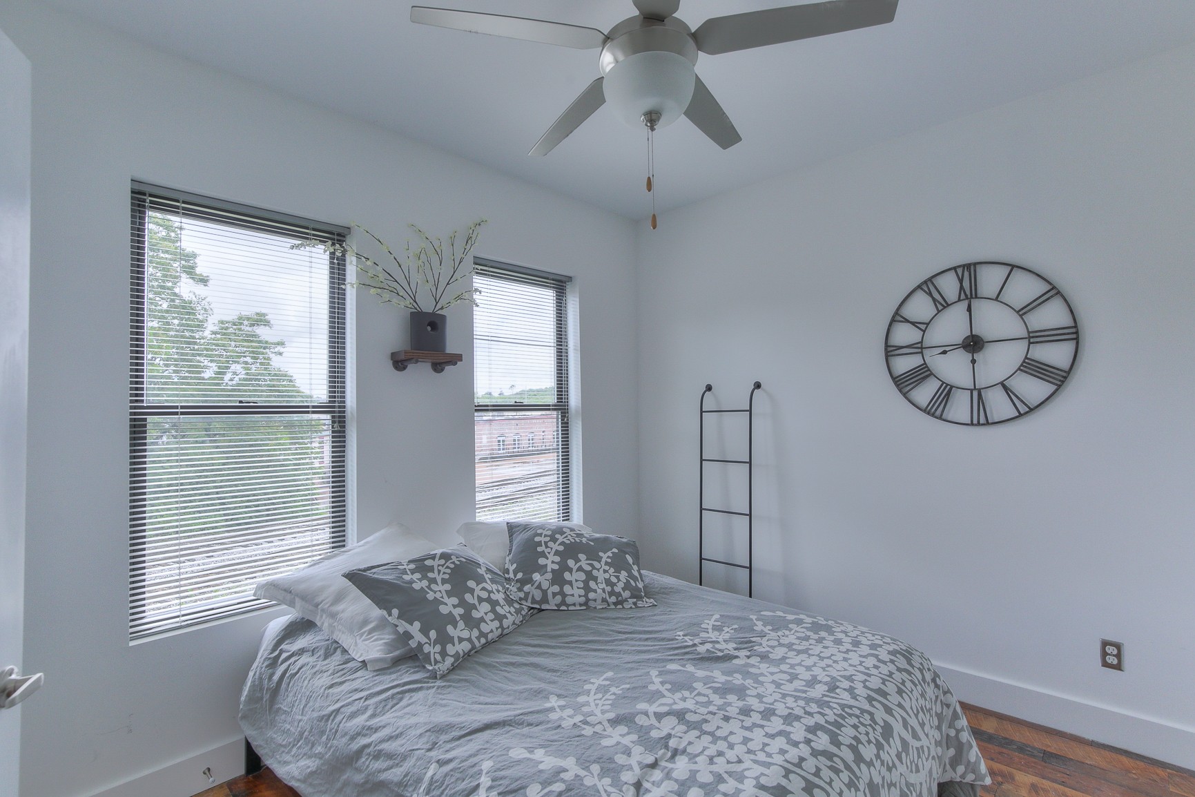 1225 4th Ave, S Unit: 211