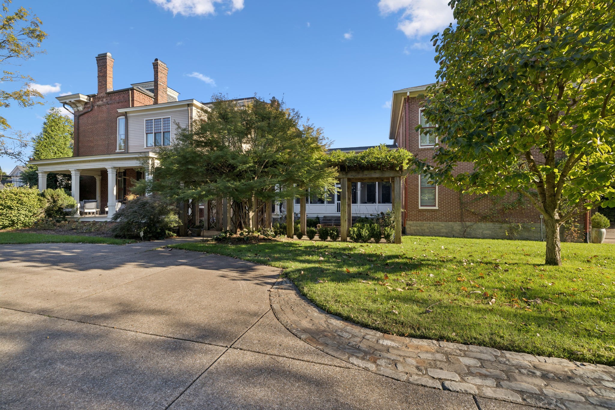 214 3rd Ave, S