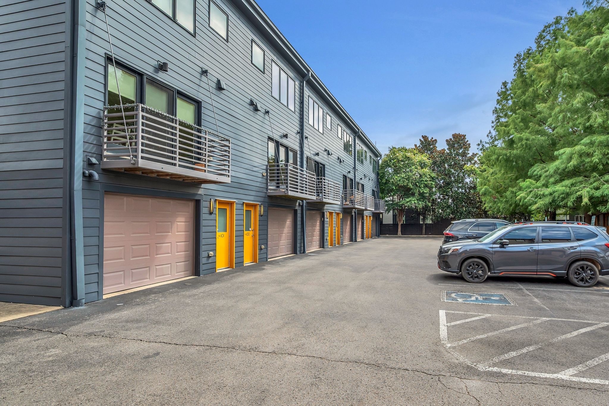 1100 Russell St Unit: 102