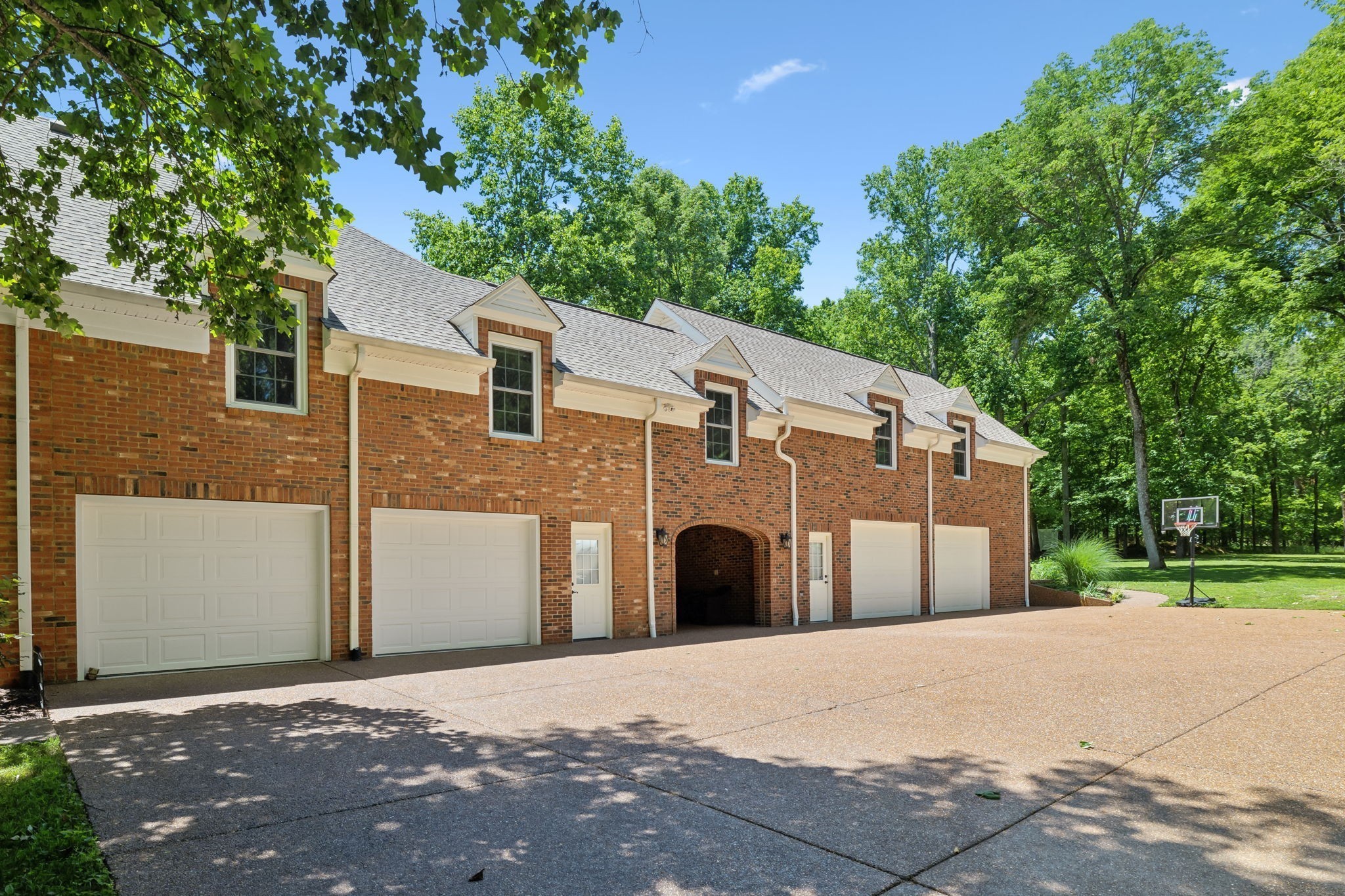 3208 Thoroughbred Dr