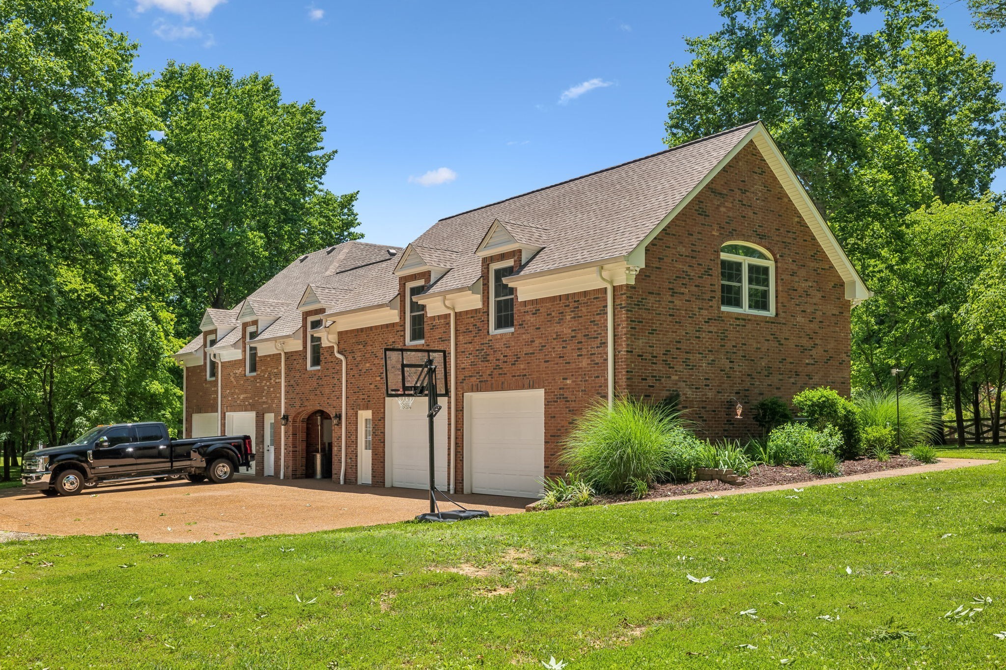 3208 Thoroughbred Dr