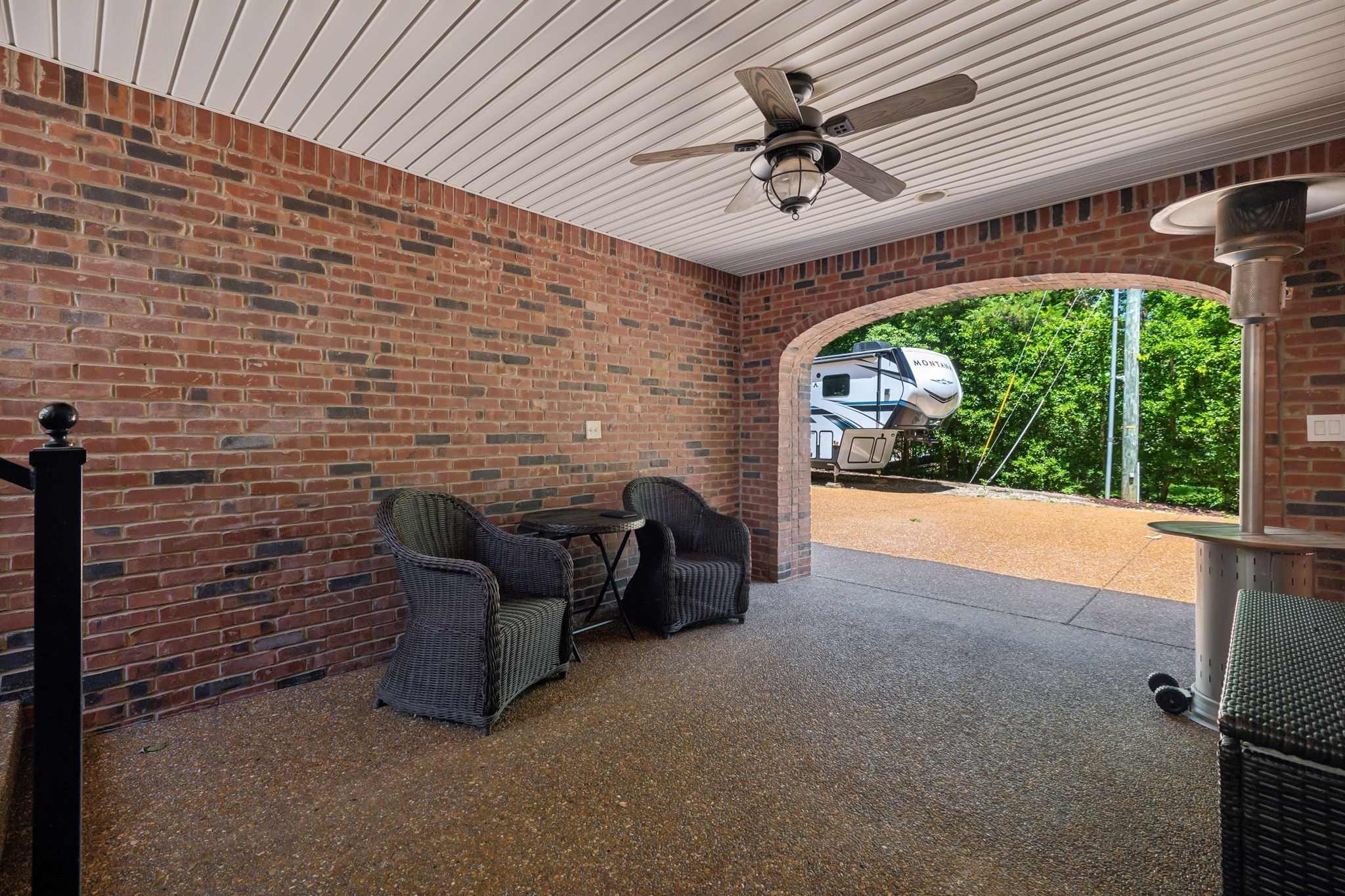 3208 Thoroughbred Dr