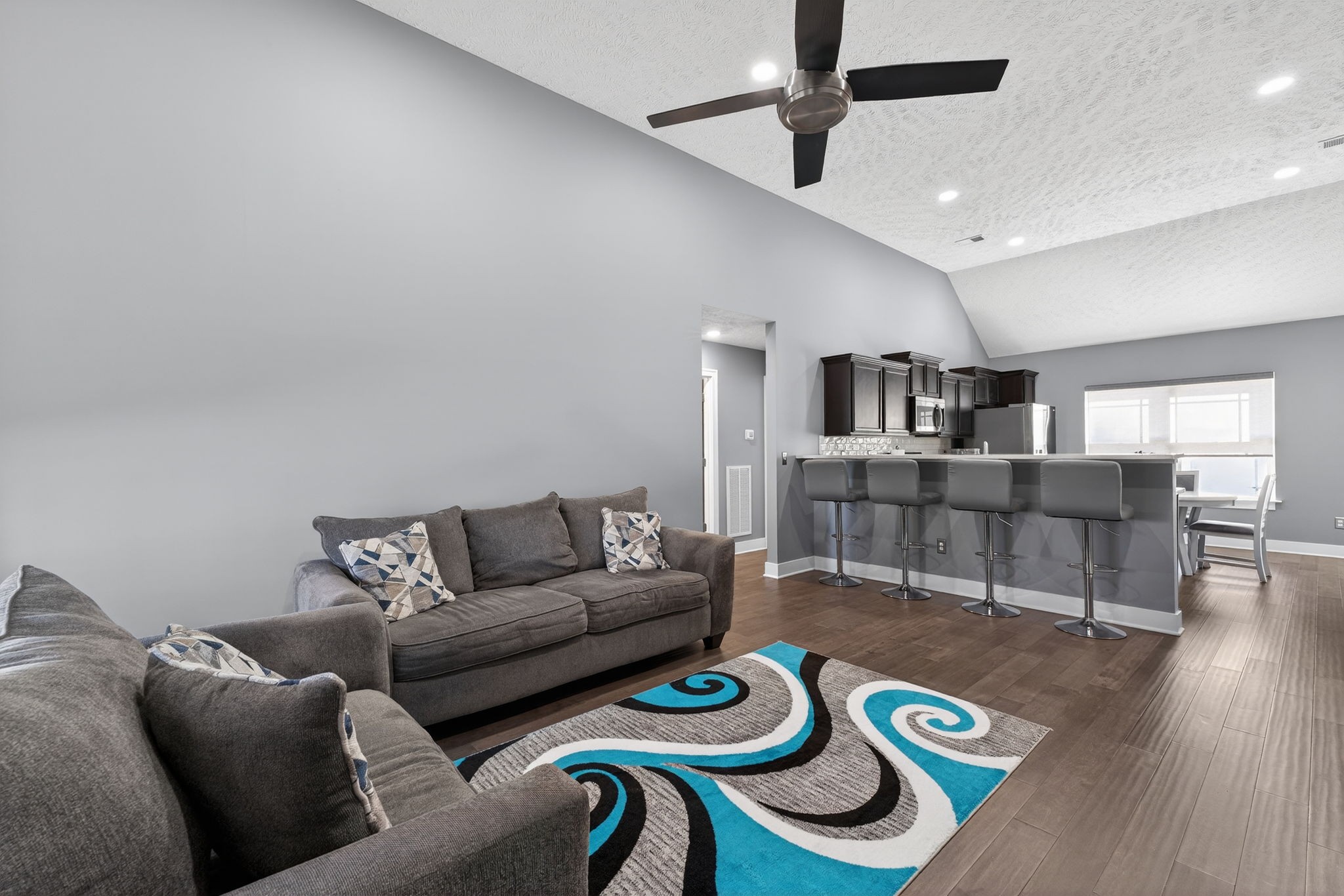 2216 Rolling Hills